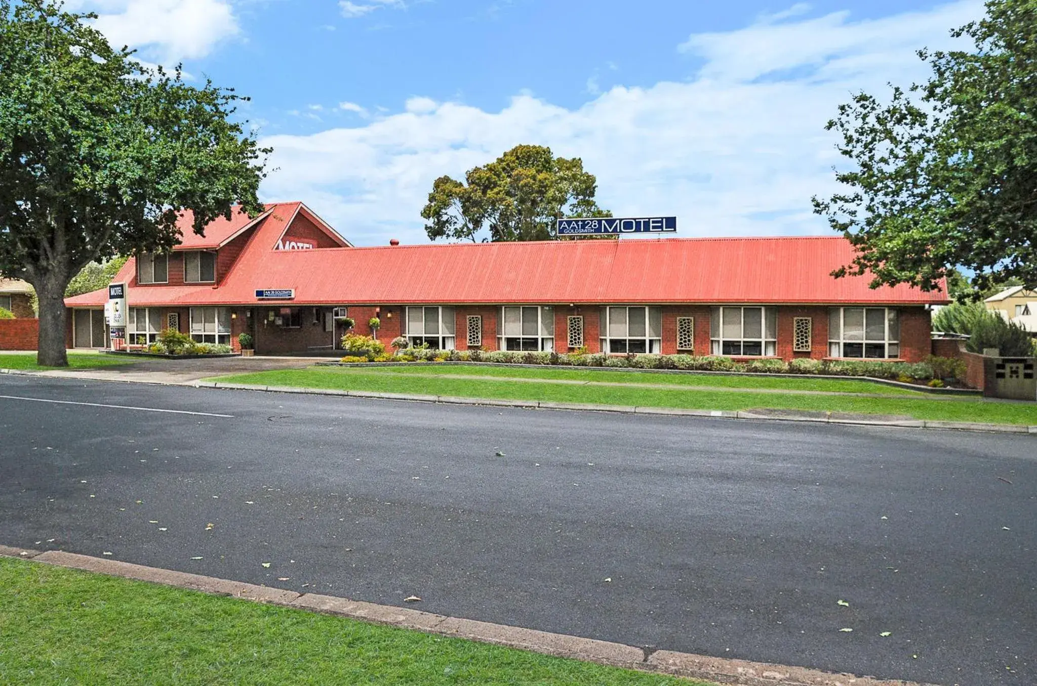 Property Building in AAt 28 Goldsmith Motel