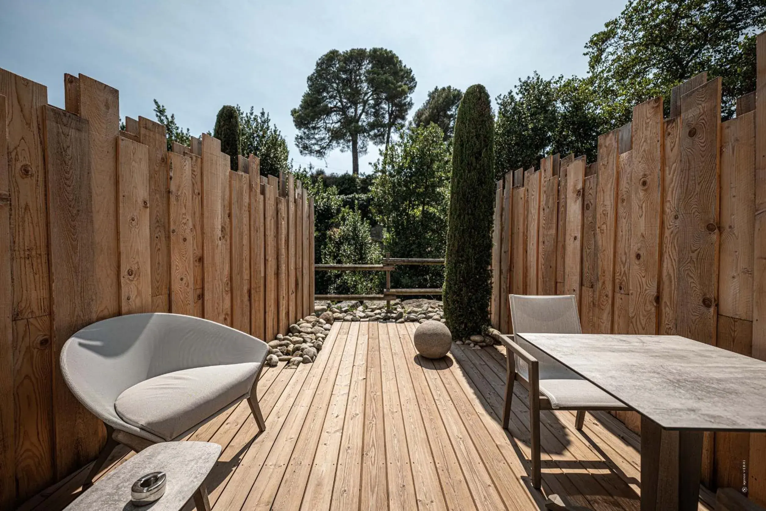 Patio in Hôtel Le Parc - La Table de Franck Putelat