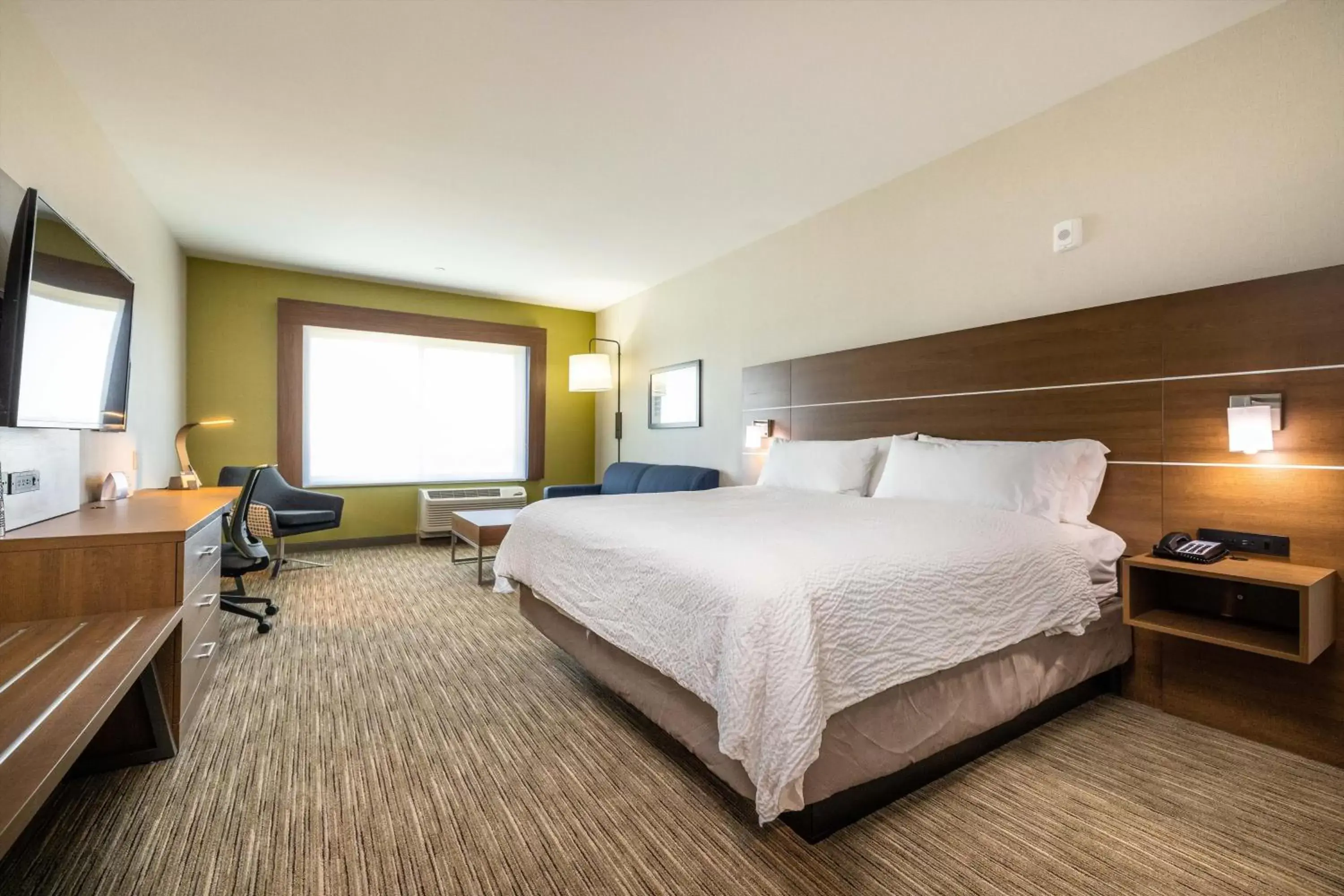 Photo of the whole room, Bed in Holiday Inn Express & Suites - San Jose Silicon Valley, an IHG Hotel