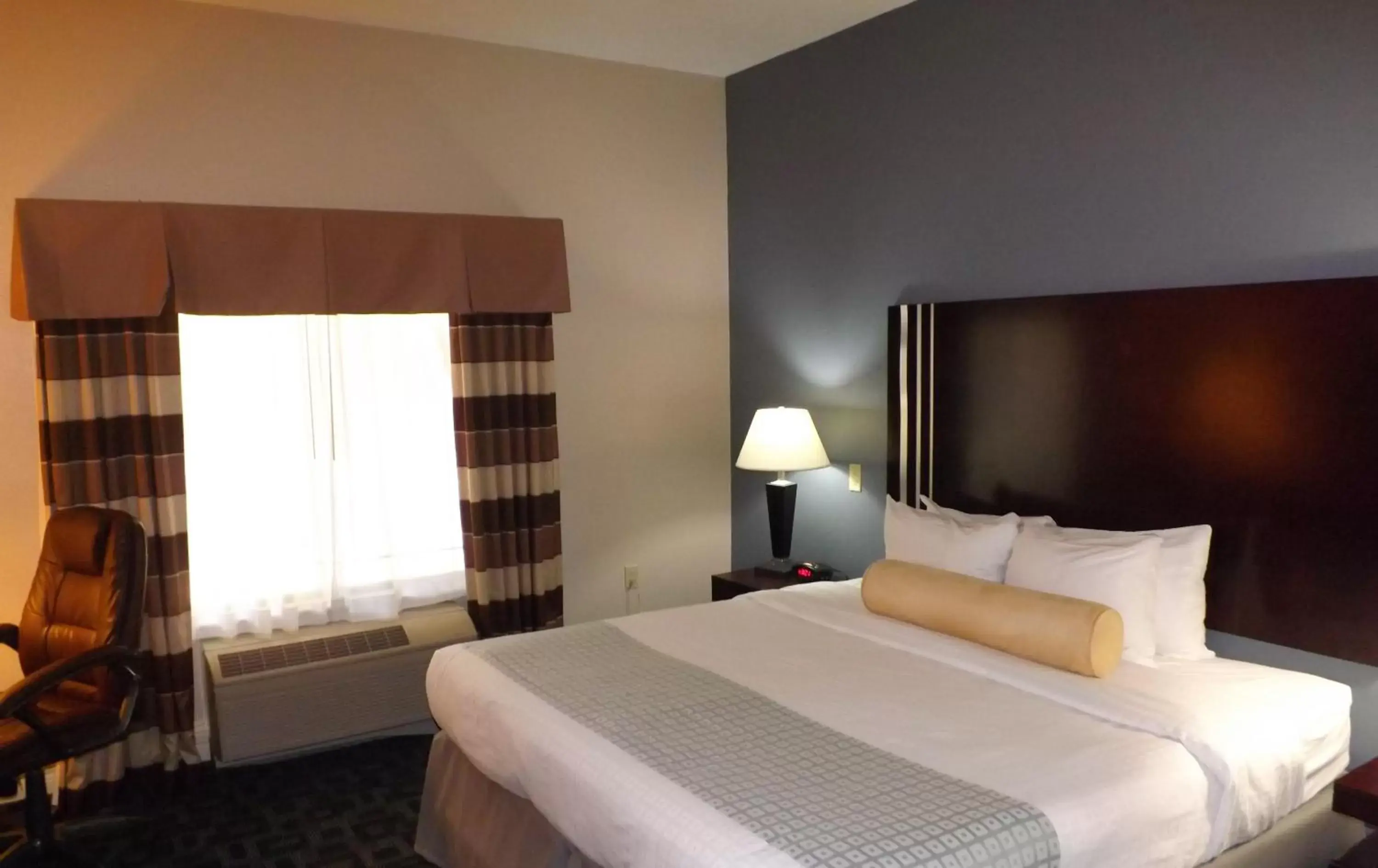 King Room with Roll-in Shower - Disability Access/Non-Smoking in Best Western Plus Kalamazoo Suites