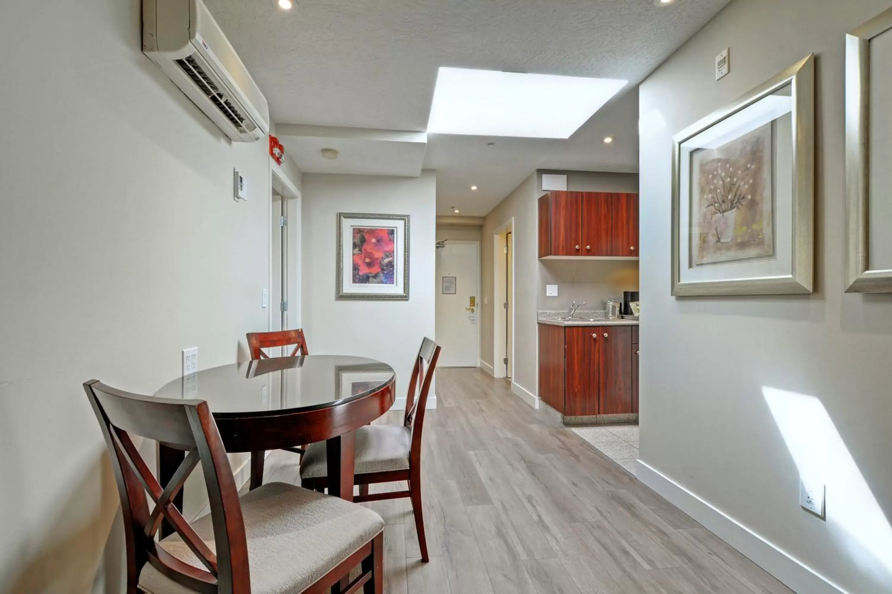 Dining Area in Red Lion Inn and Suites Victoria