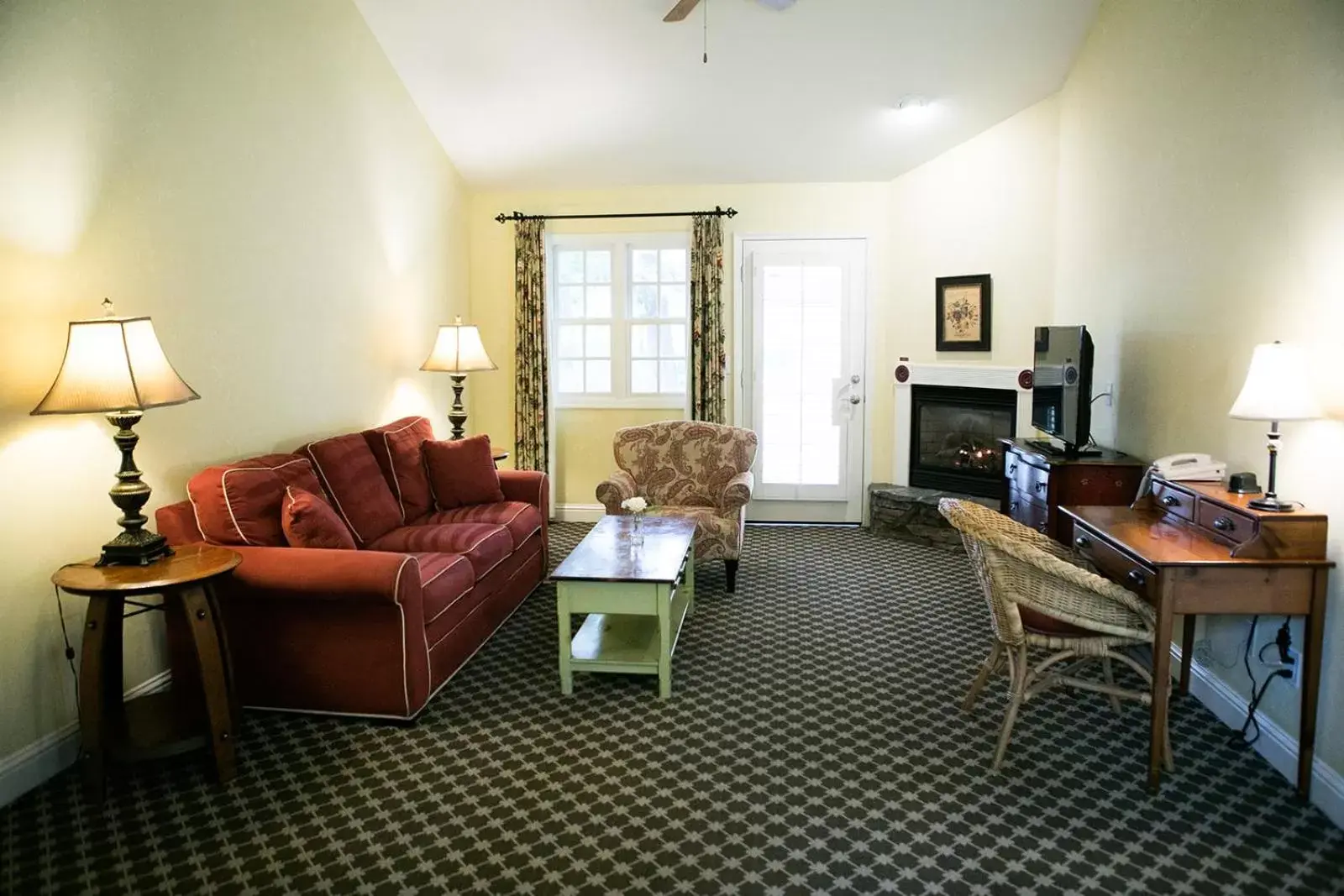 TV and multimedia, Seating Area in Cambria Pines Lodge