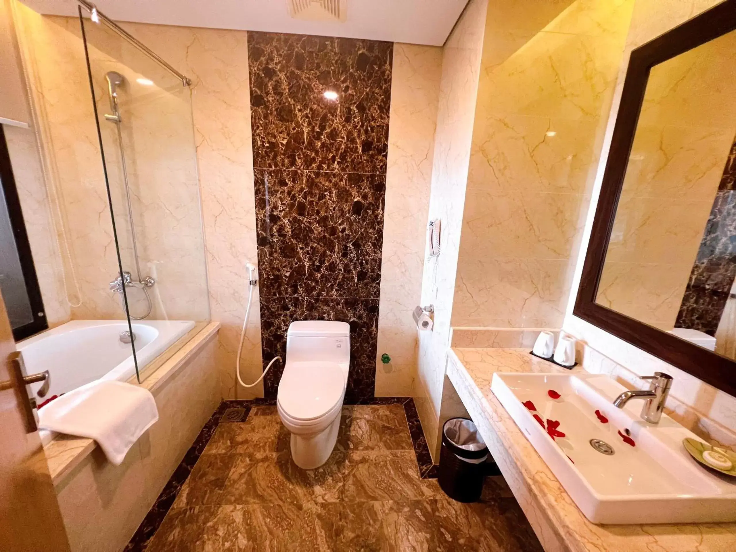 Shower, Bathroom in Muong Thanh Luxury Nhat Le Hotel