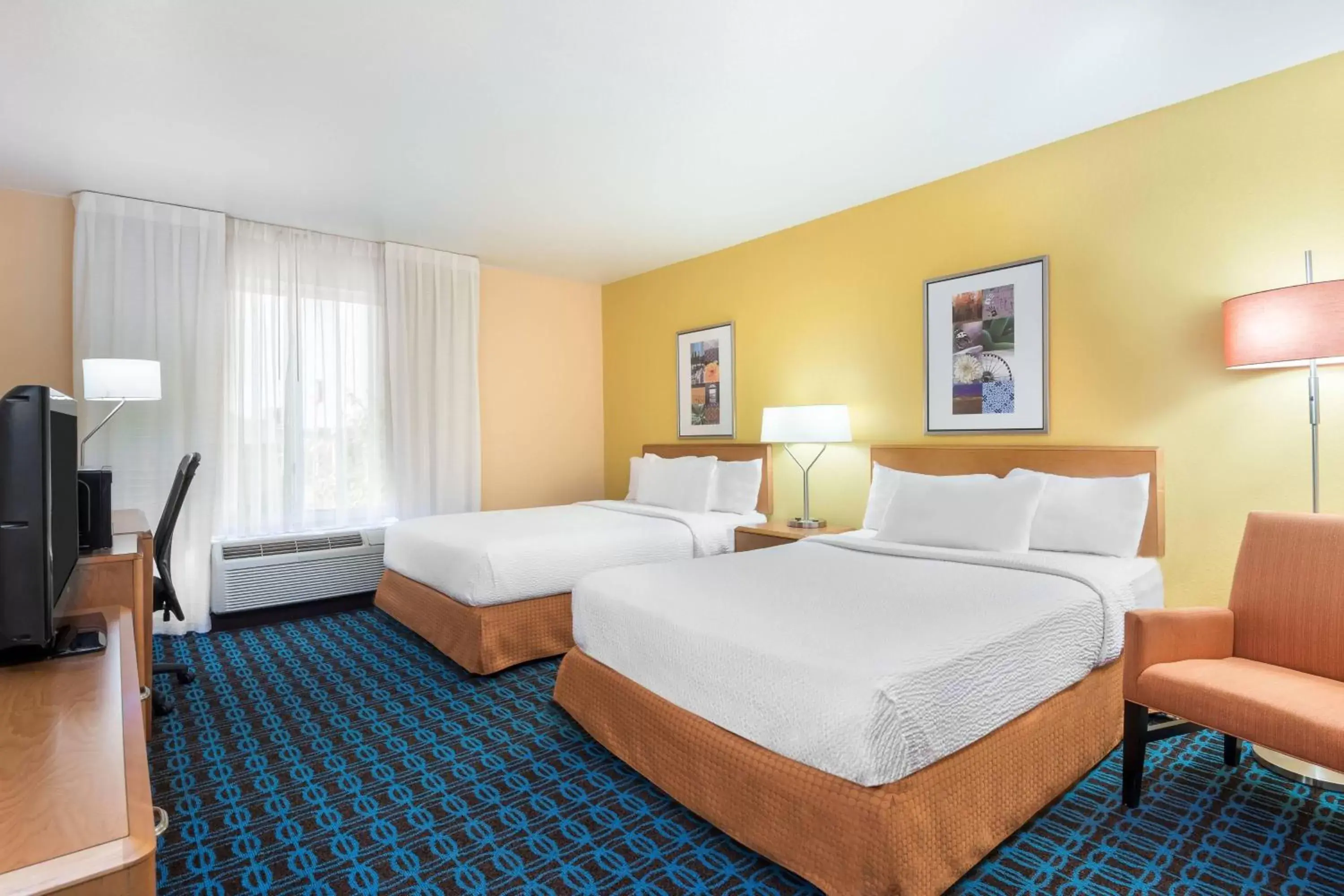 Photo of the whole room, Bed in Fairfield Inn & Suites by Marriott Springdale