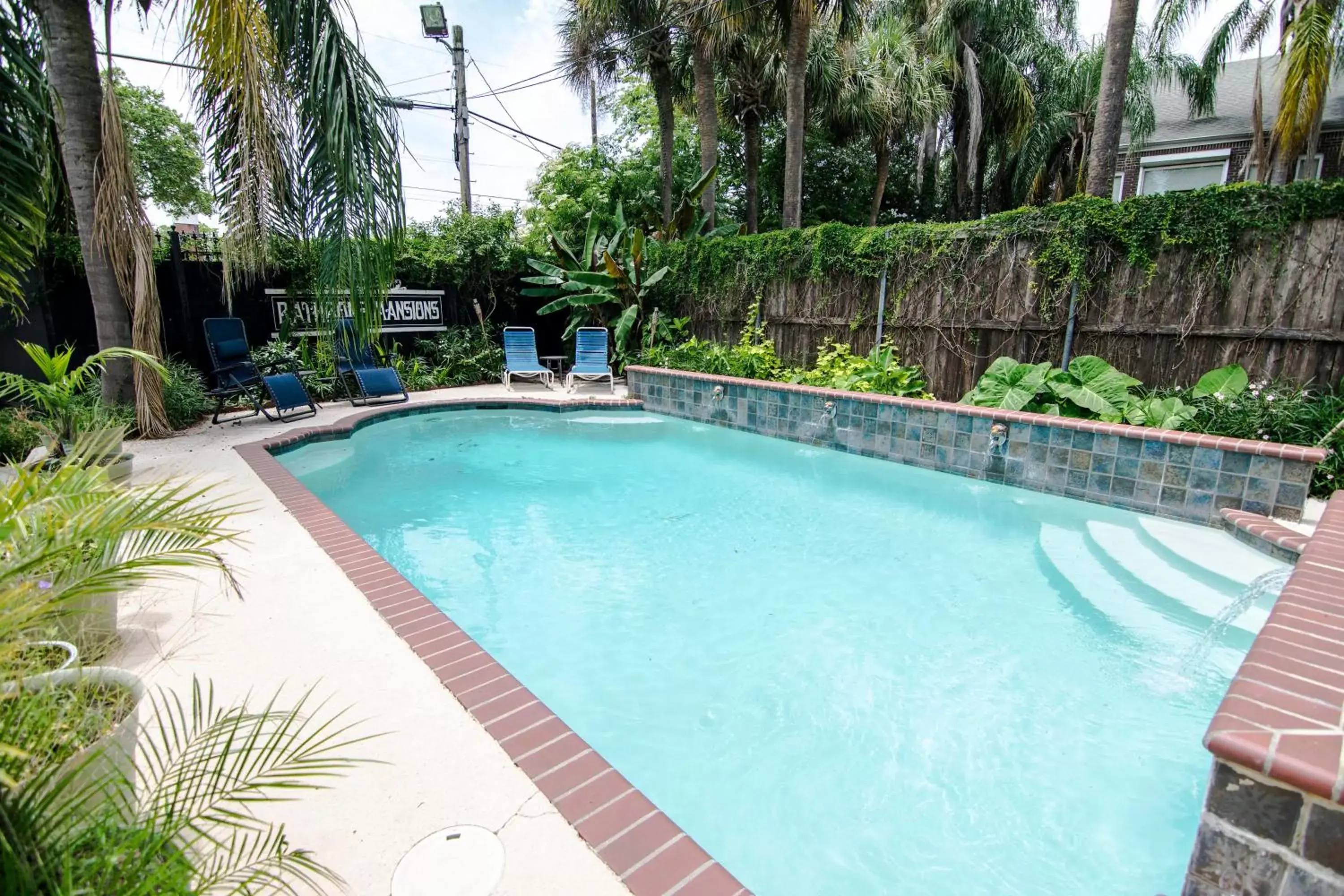 Property building, Swimming Pool in Rathbone Mansions New Orleans