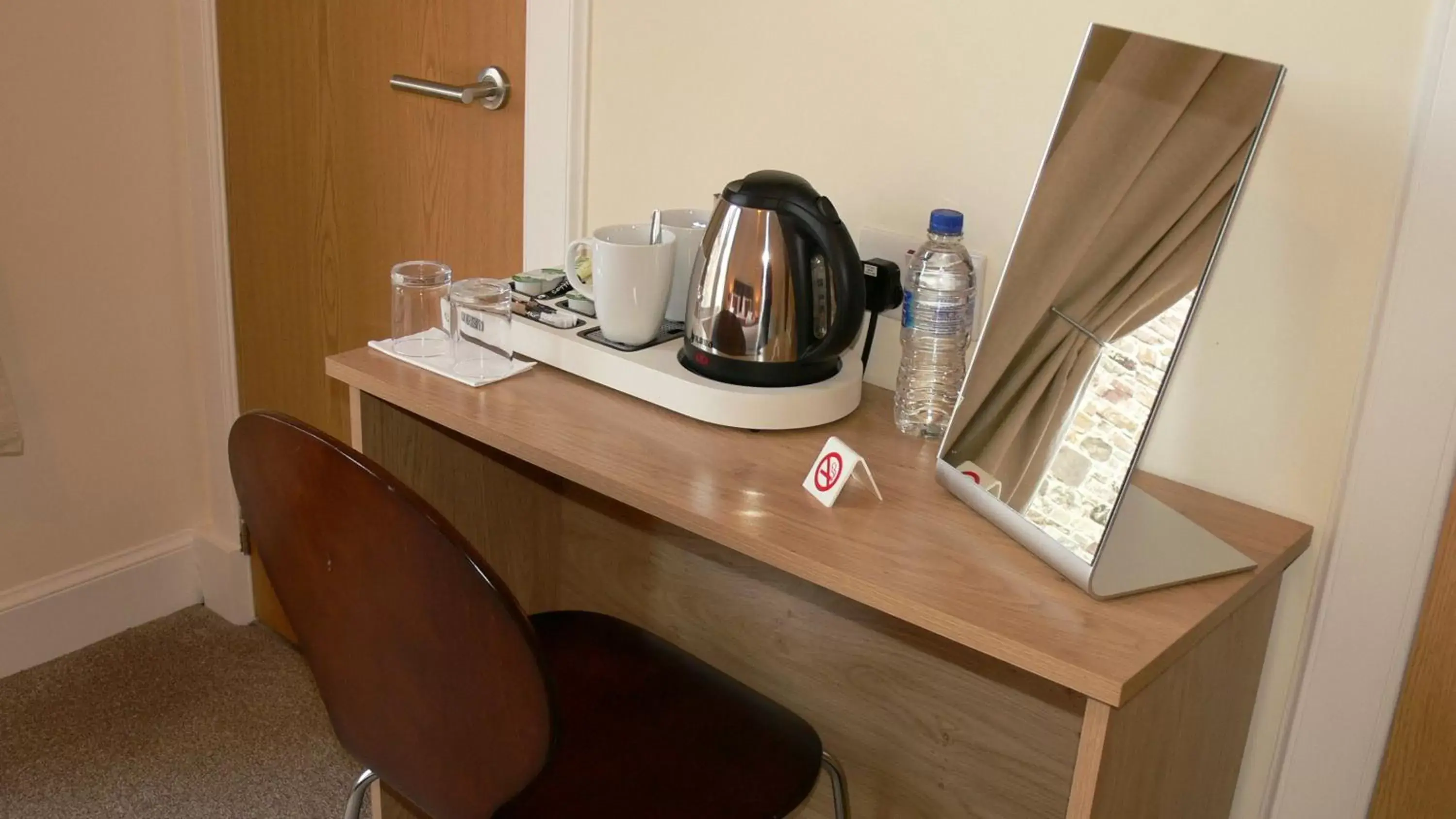 Coffee/Tea Facilities in The Home Arms Guesthouse