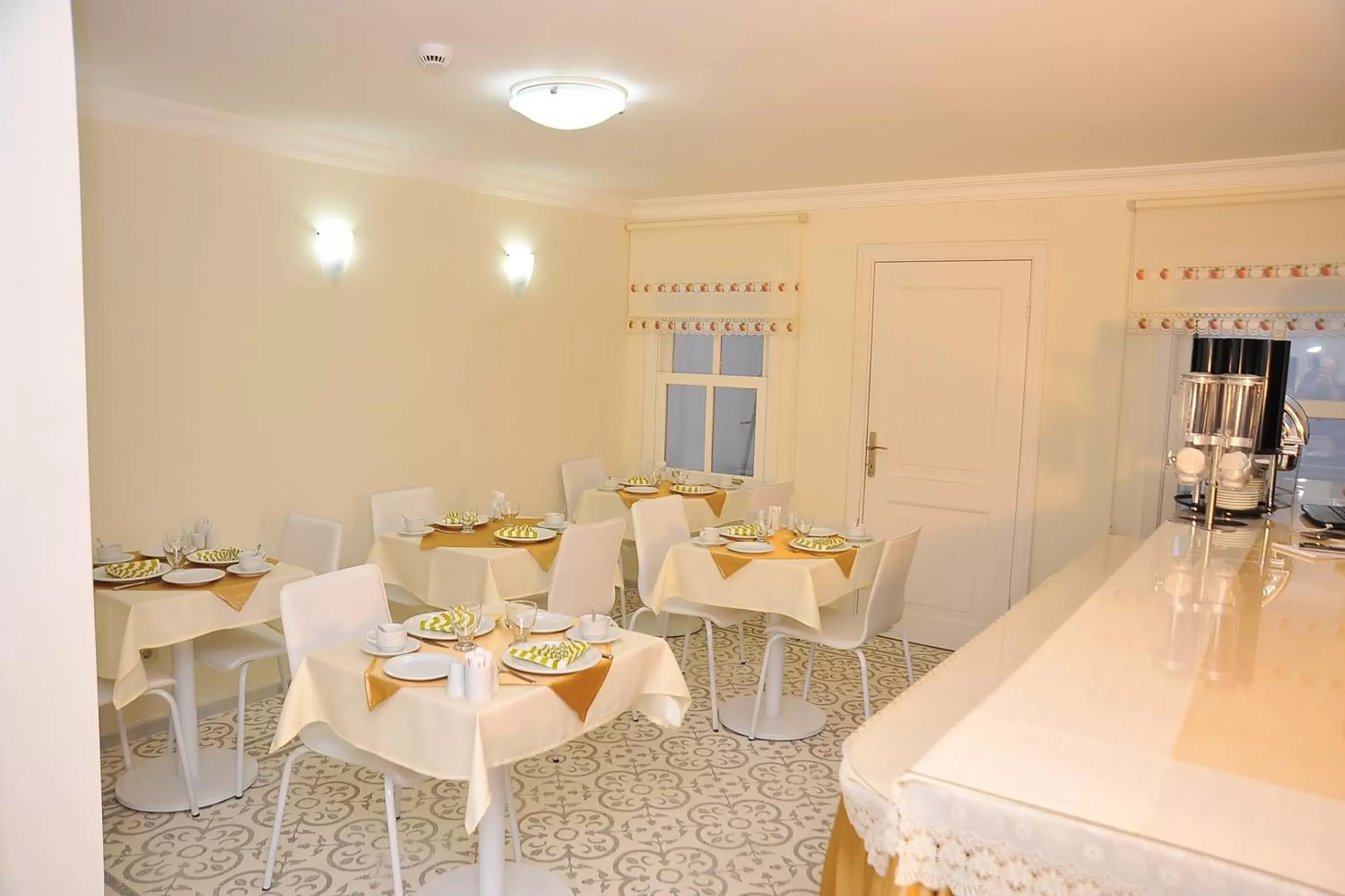 Restaurant/Places to Eat in Dualis Hotel