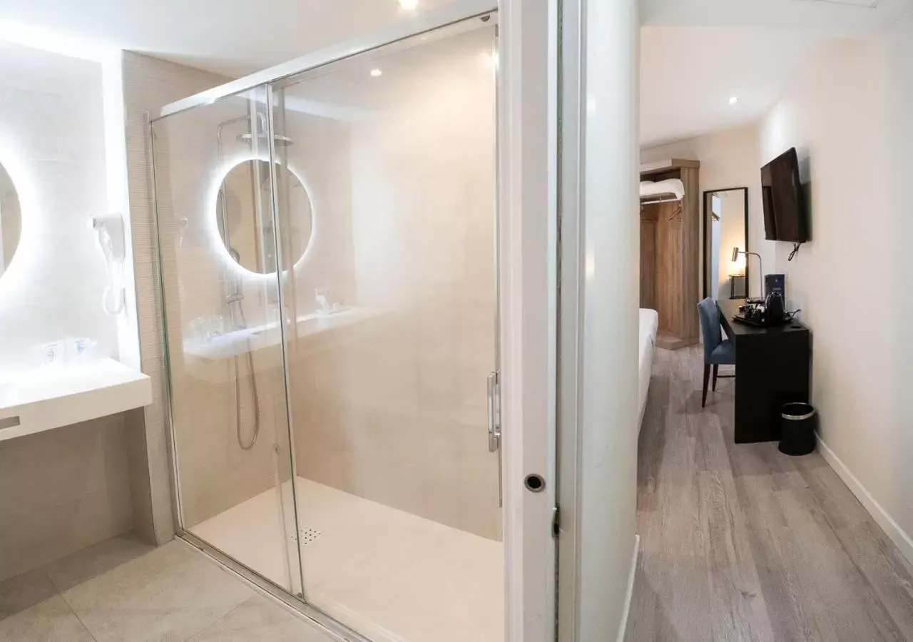 Shower, Bathroom in Pasarela