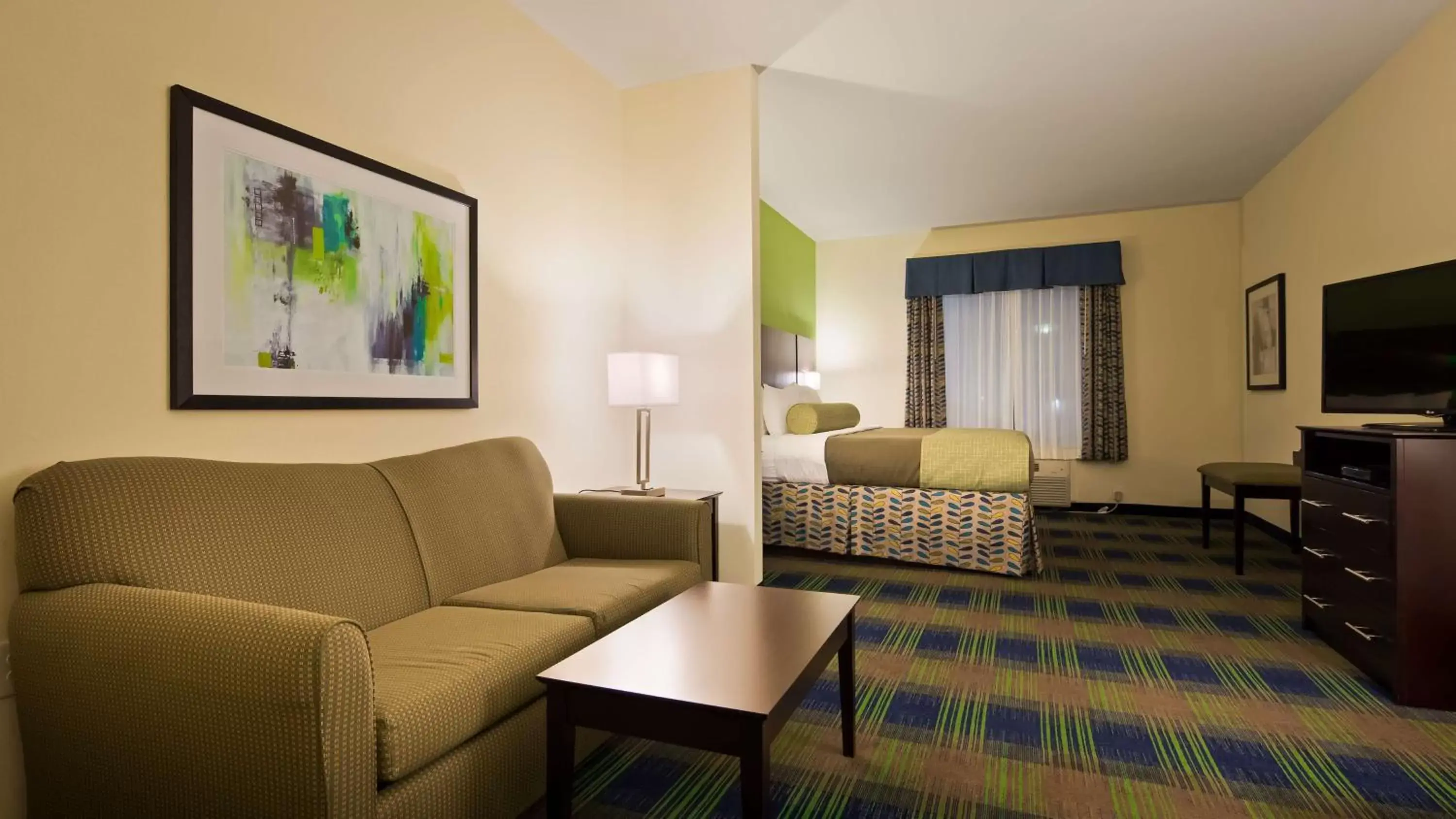 Photo of the whole room, Seating Area in Best Western Plus Pratt