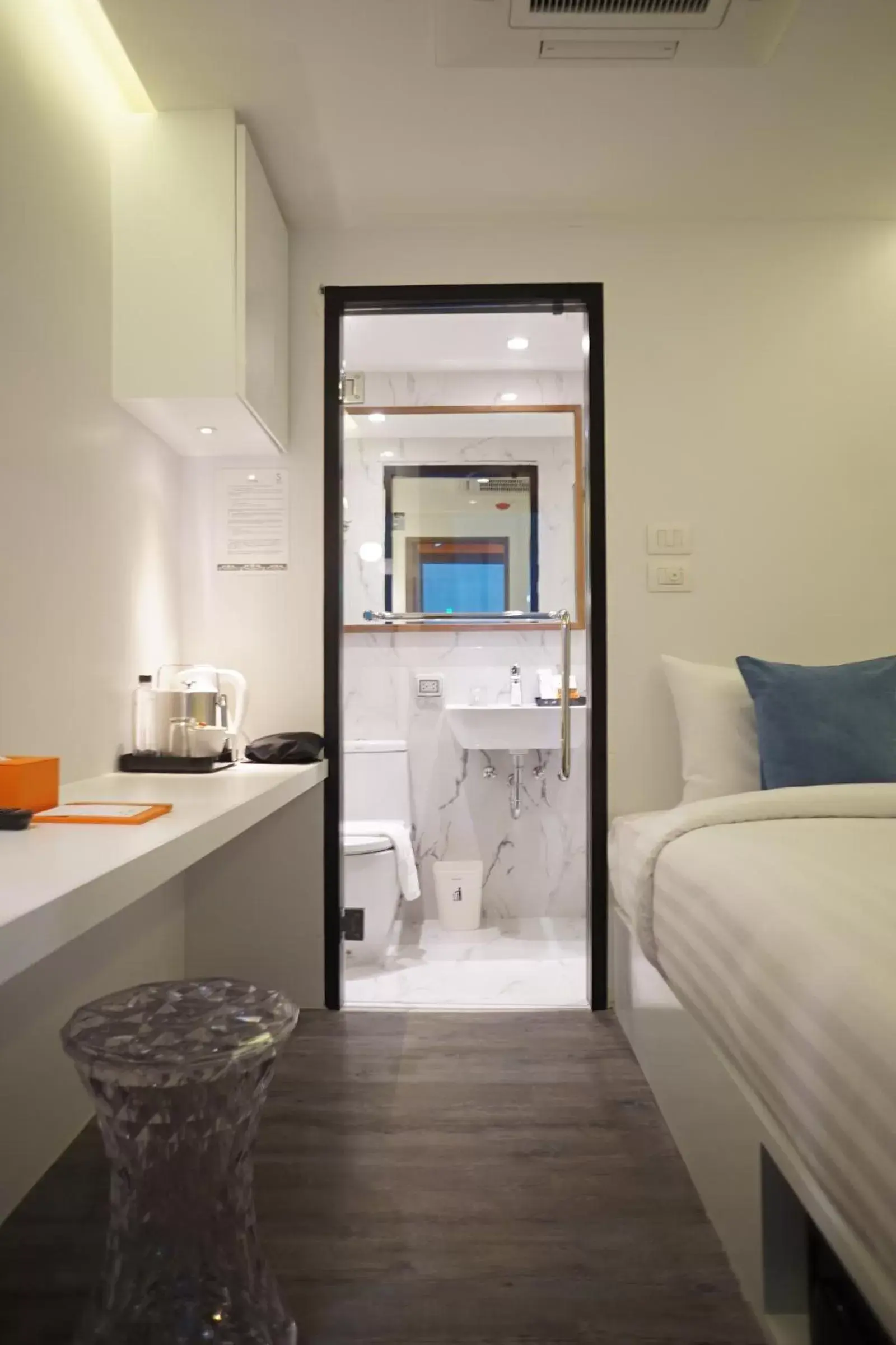 Bed, Kitchen/Kitchenette in S Box Sukhumvit Hotel - SHA Extra Plus