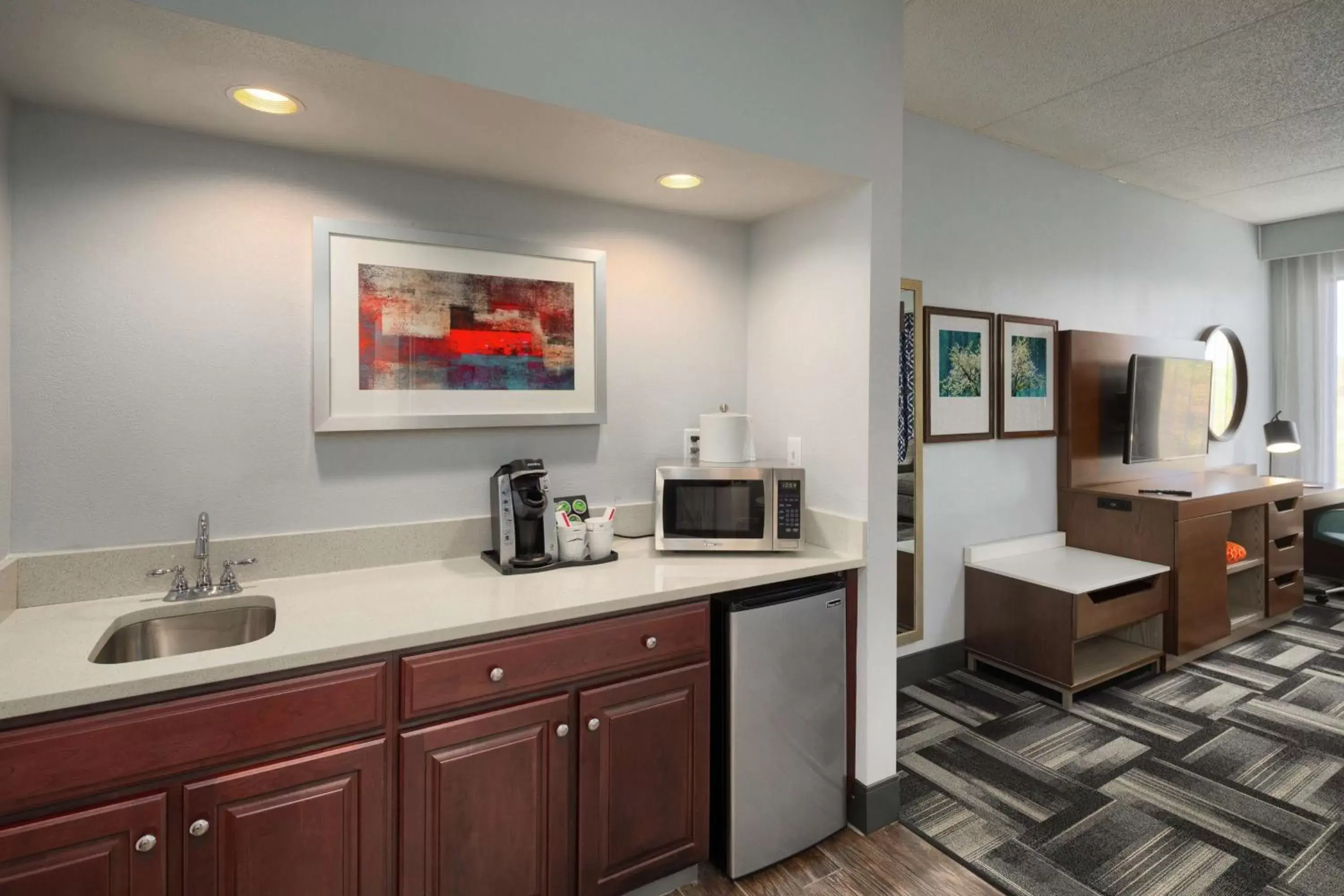 Bedroom, Kitchen/Kitchenette in Hampton Inn Louisville Northeast