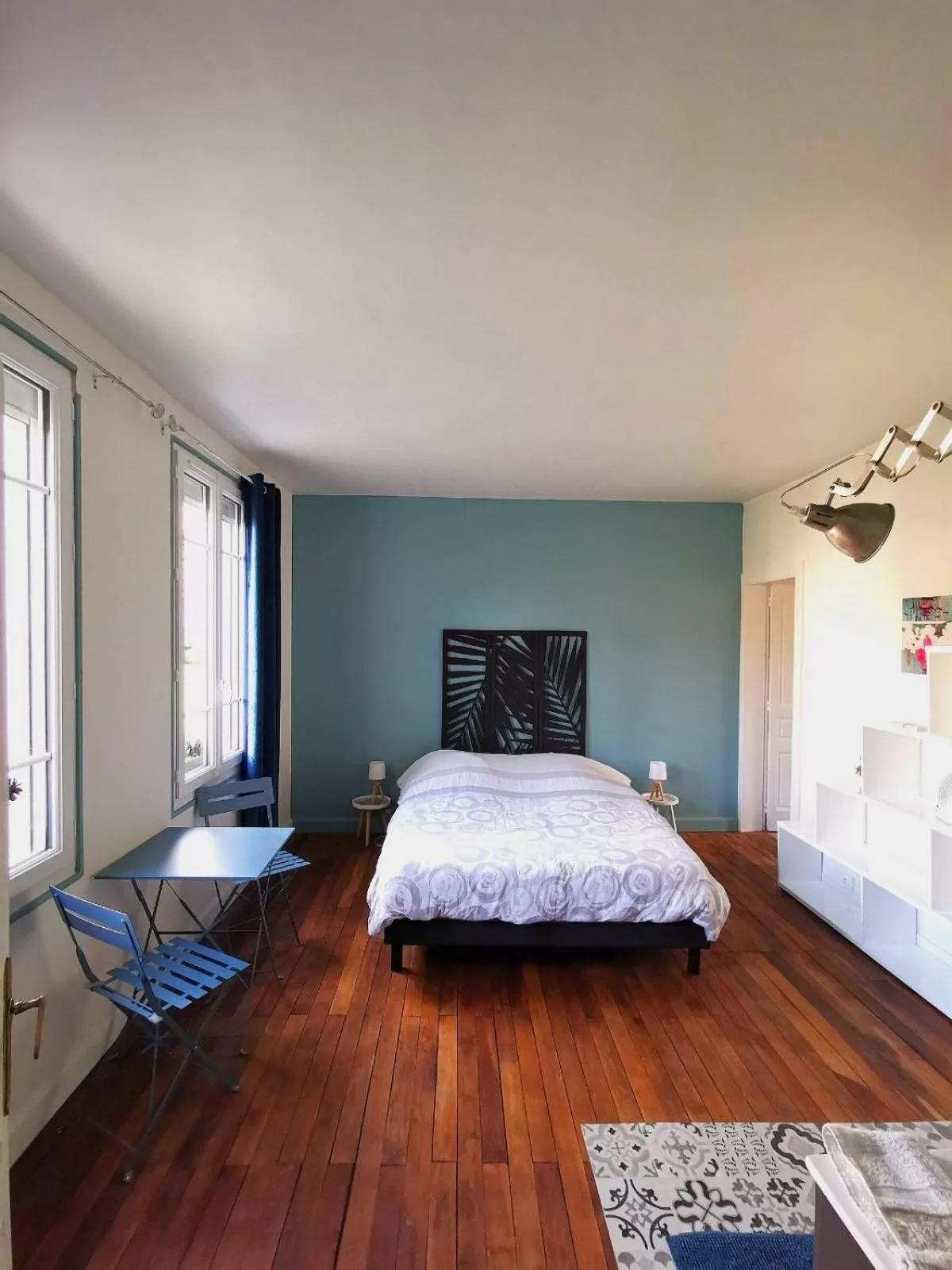 Shower, Bed in Chambres d'hôtes La Maison Blanche