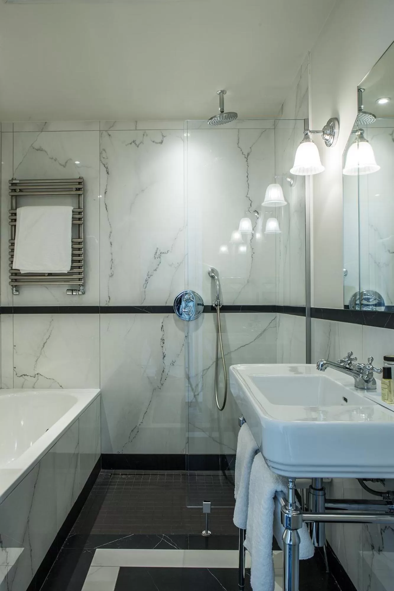 Bathroom in Hôtel Saint-Pétersbourg Opéra & Spa