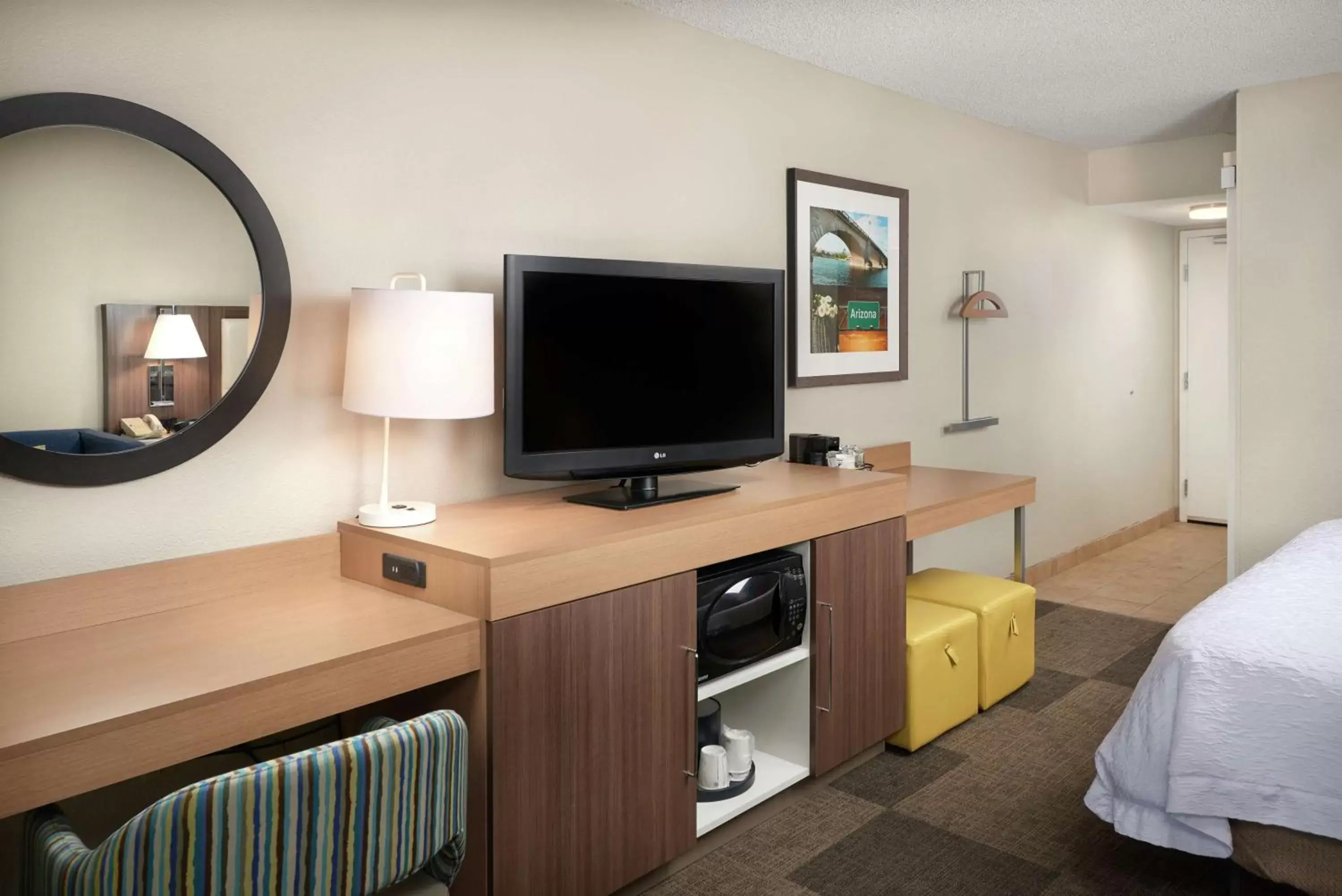 Bedroom, TV/Entertainment Center in Hampton Inn Lake Havasu City