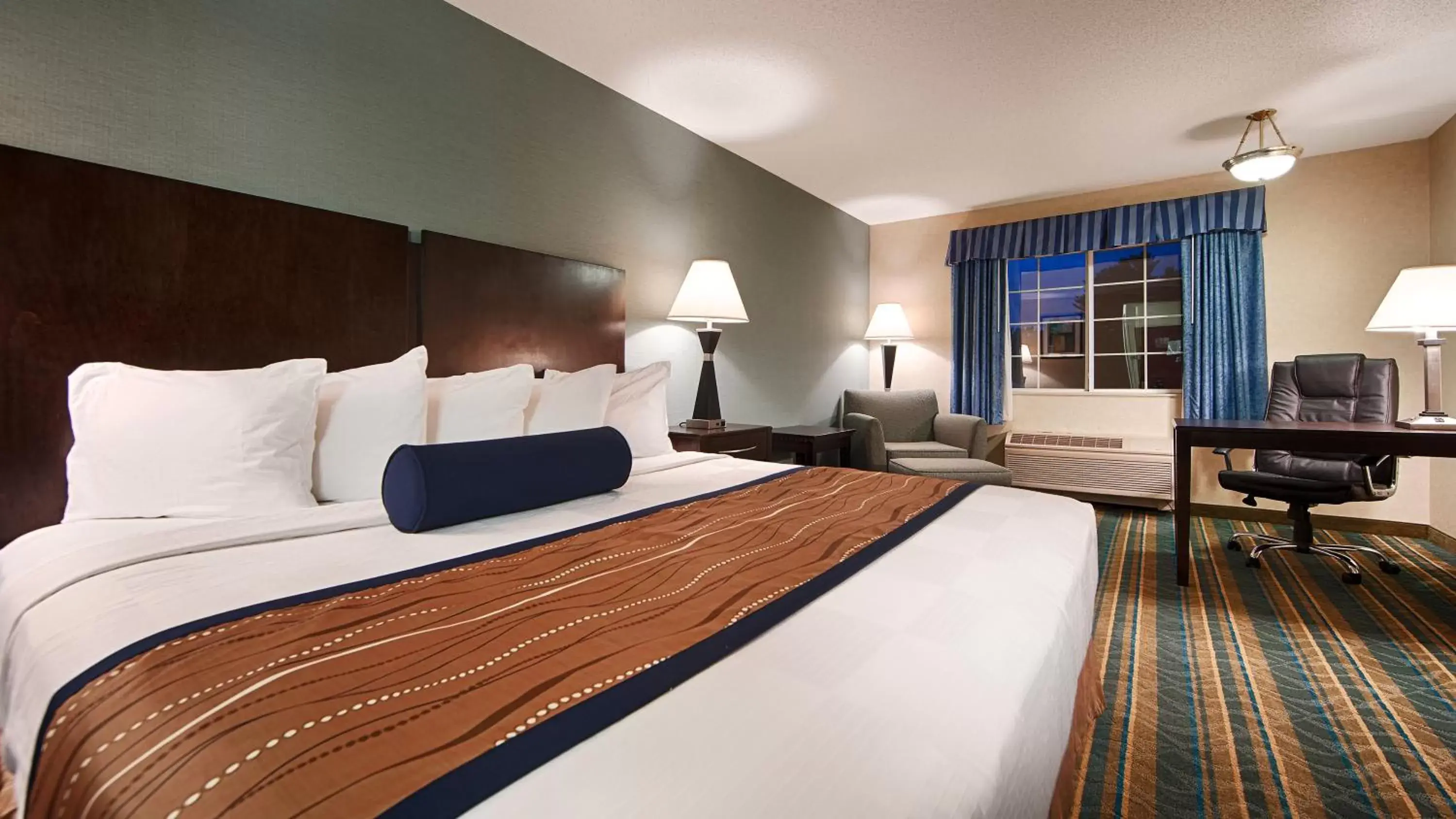 View (from property/room), Bed in Best Western Plus Berkshire Hills Inn & Suites