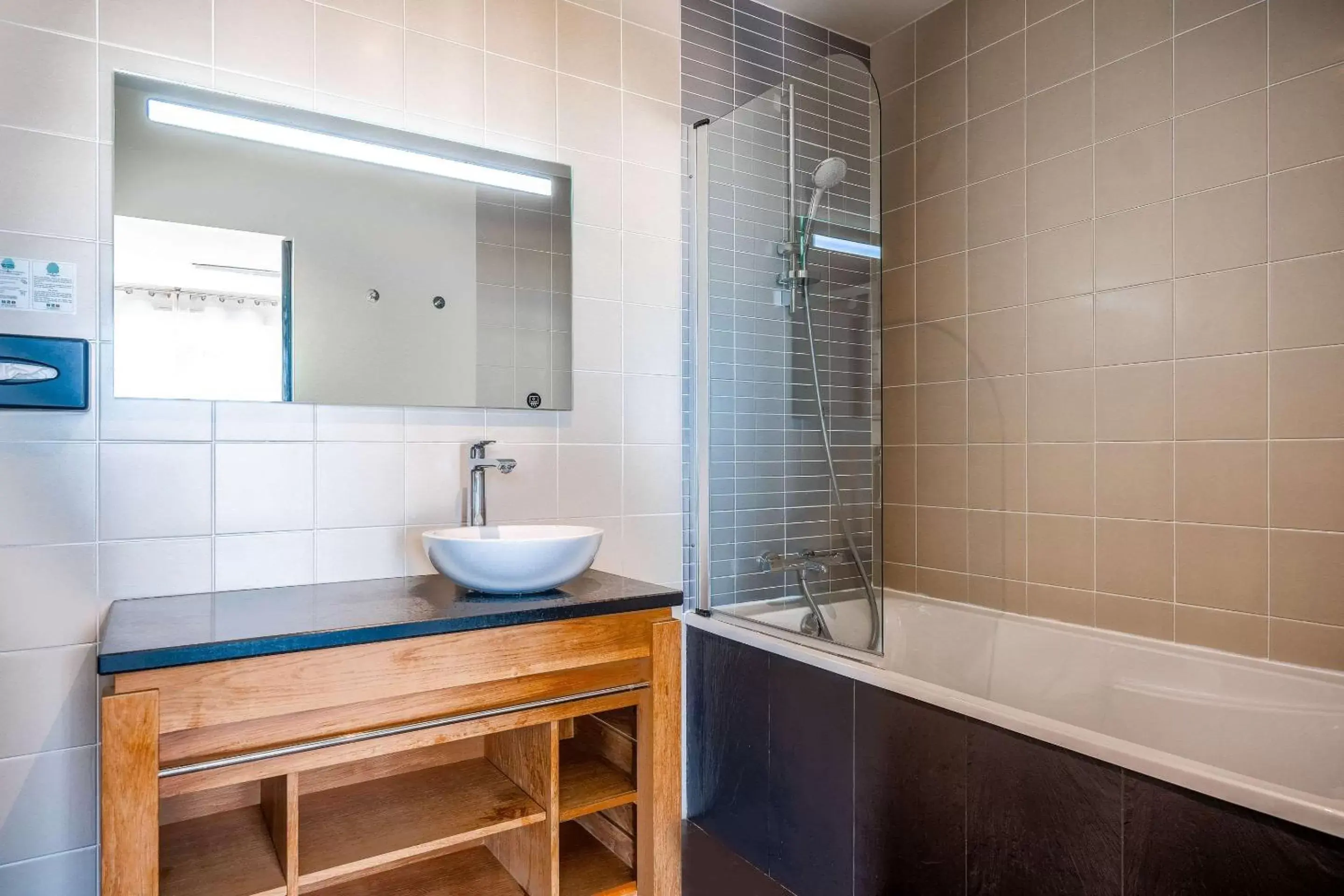 Photo of the whole room, Bathroom in Les Flots - Hôtel et Restaurant face à l'océan - Châtelaillon-Plage