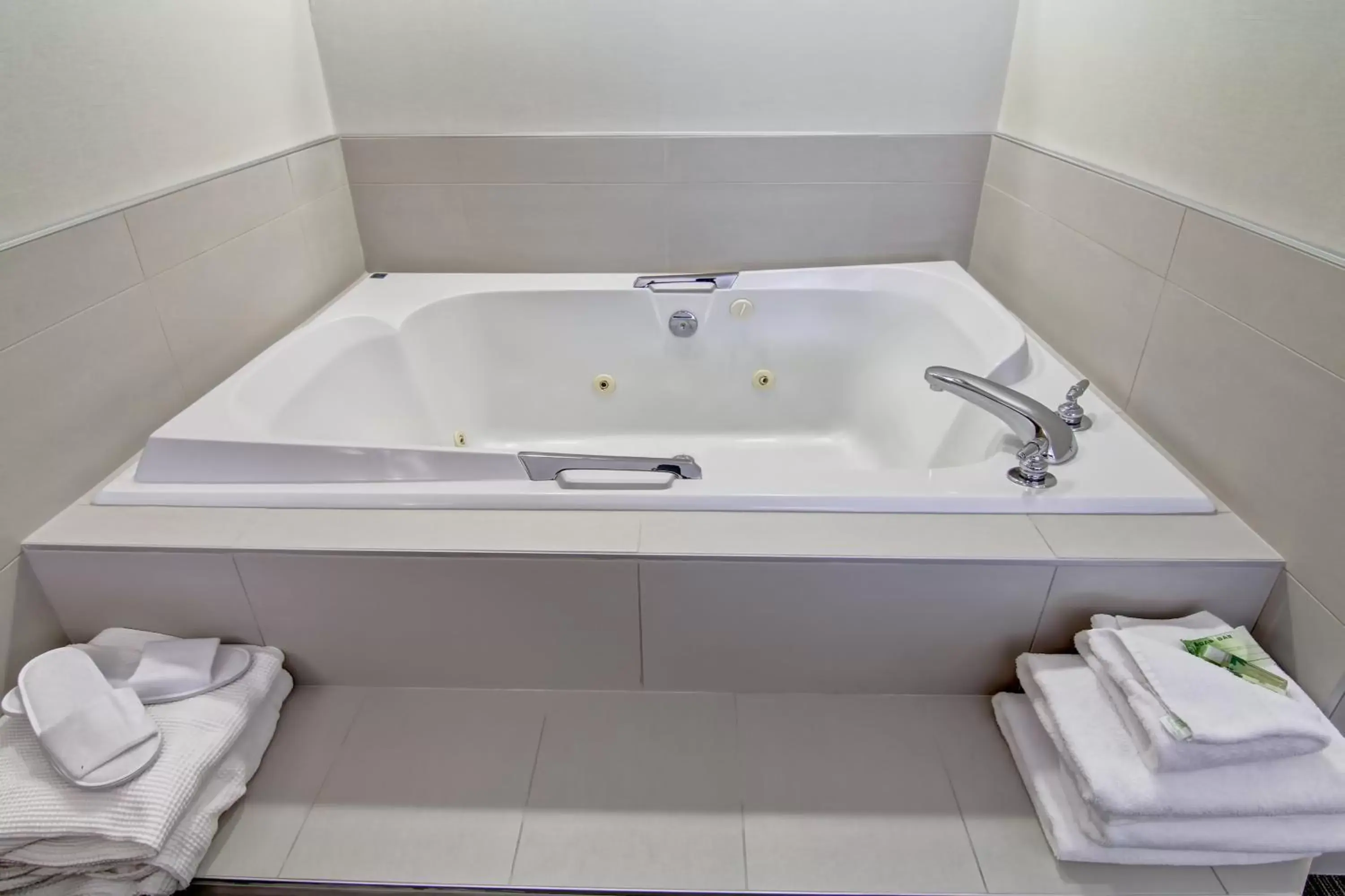 Photo of the whole room, Bathroom in Holiday Inn Express Kamloops, an IHG Hotel