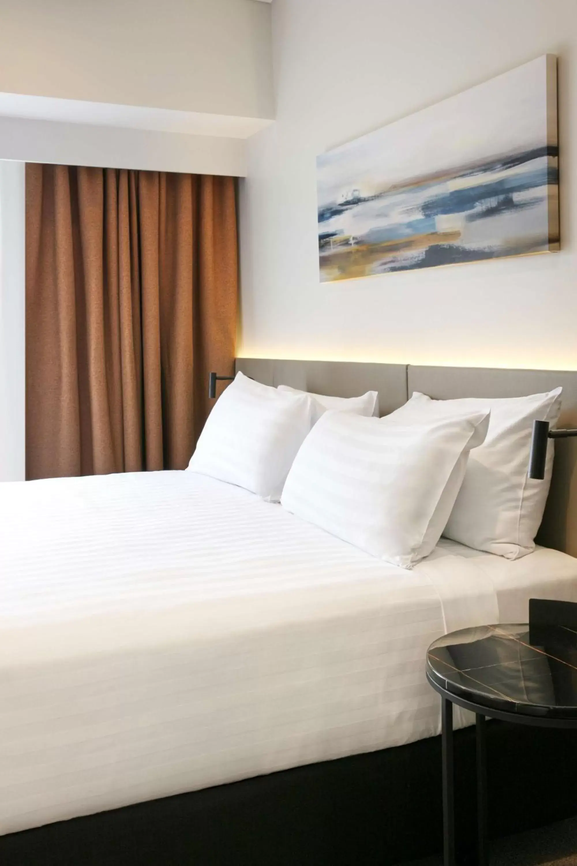 Photo of the whole room, Bed in Travelodge Hotel Auckland Wynyard Quarter