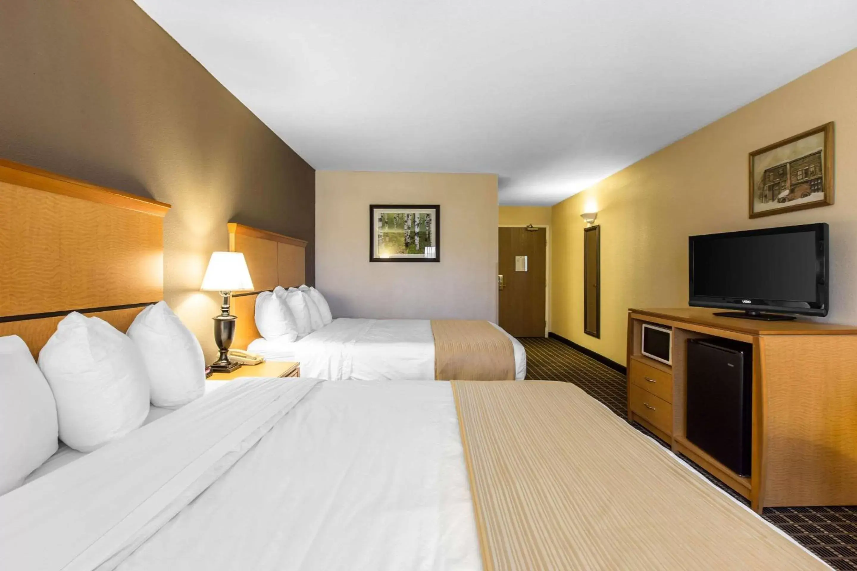 Photo of the whole room, Bed in Quality Inn and Suites Summit County