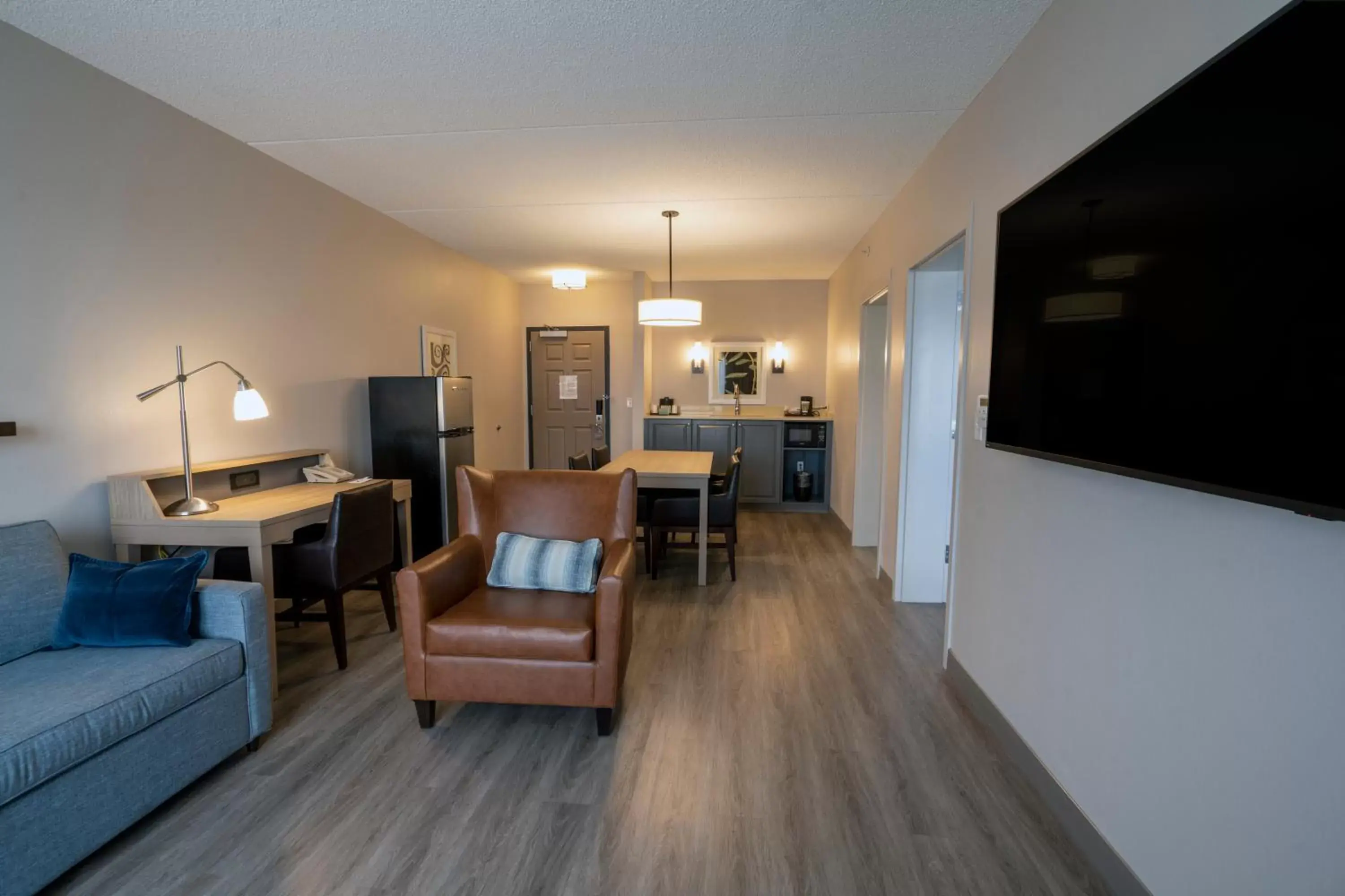 Living room, Seating Area in Country Inn & Suites by Radisson, State College (Penn State Area), PA