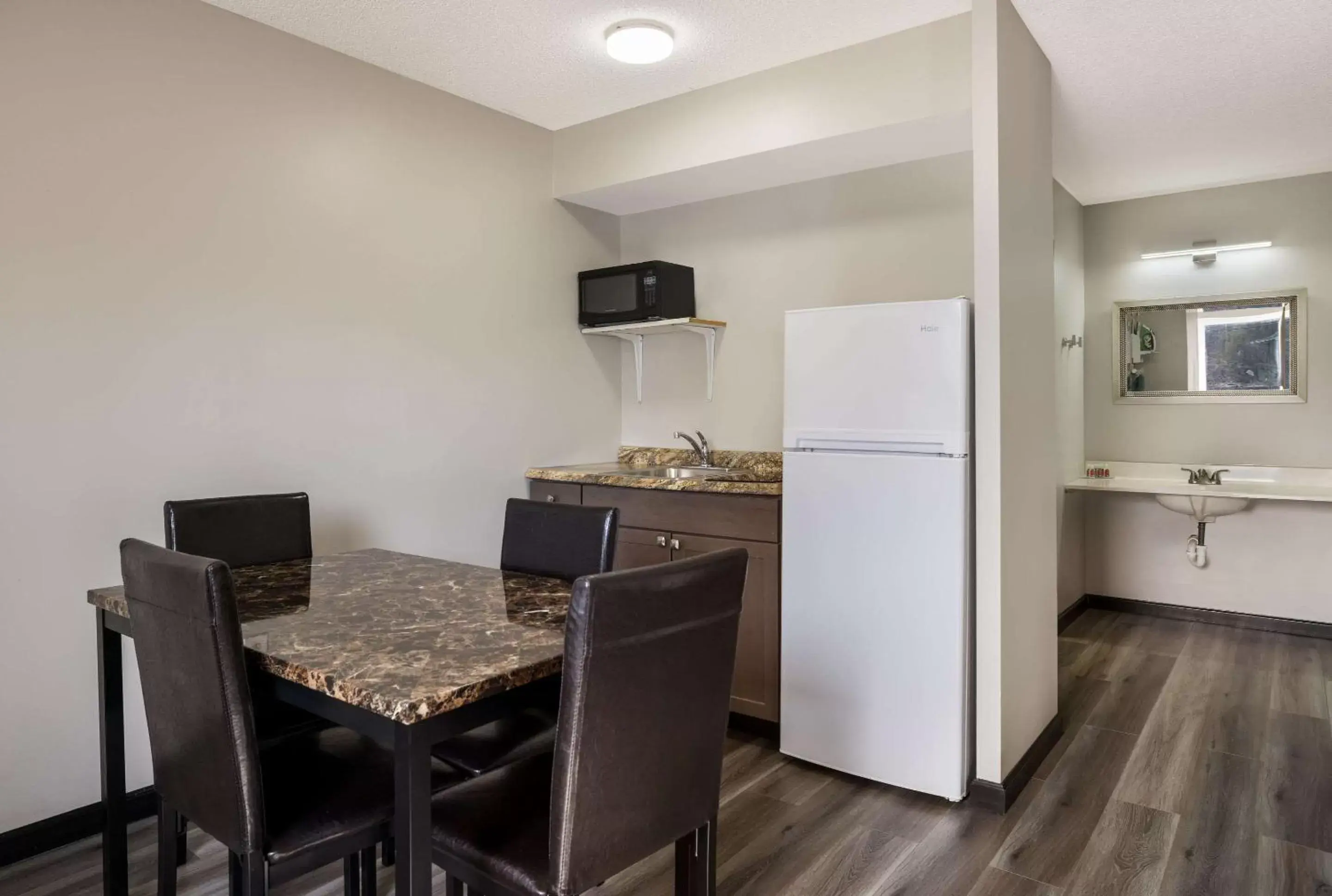 Bedroom, Kitchen/Kitchenette in Econo Lodge Inn & Suites Canandaigua