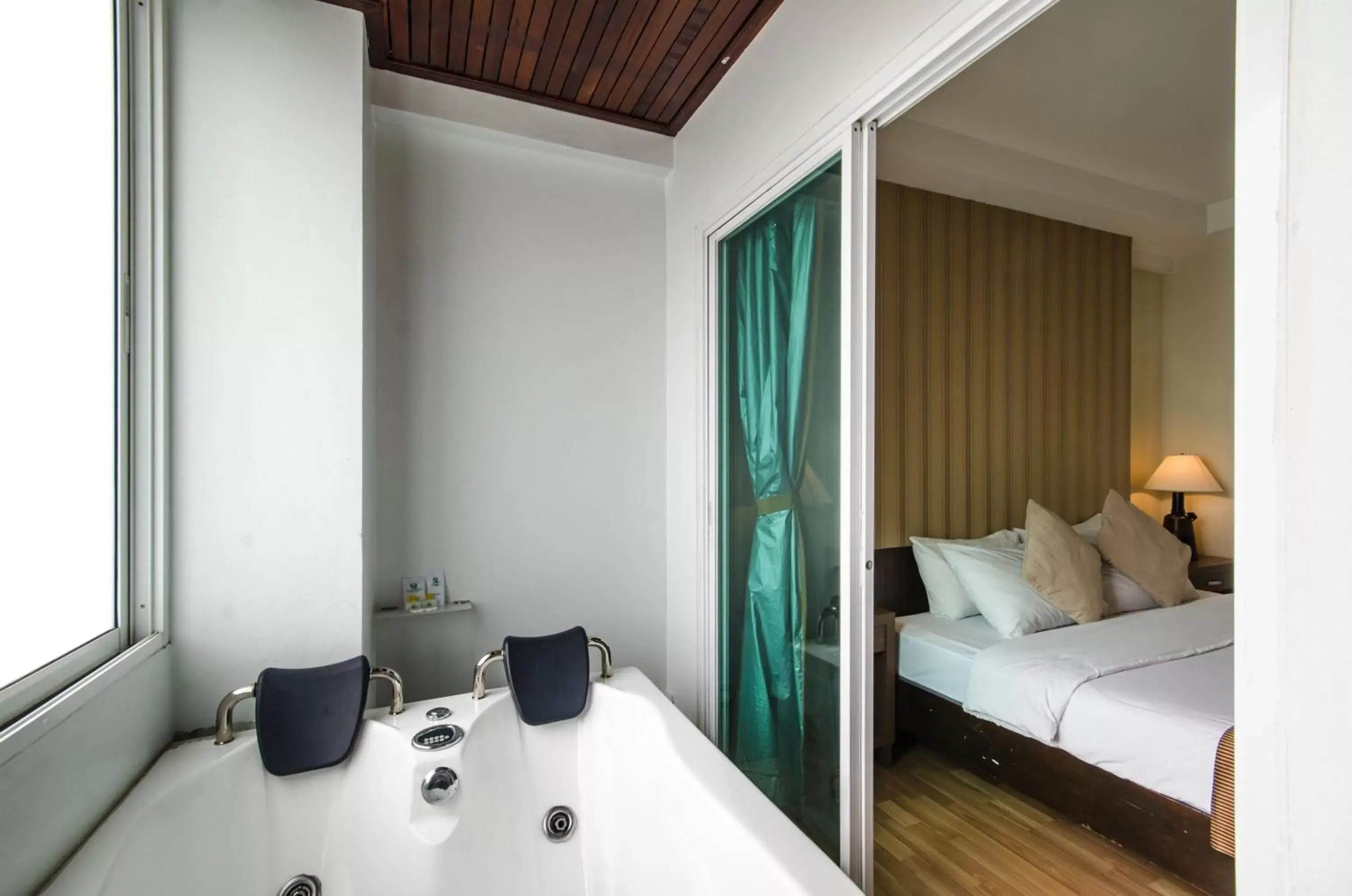 Shower, Bed in The Platinum Suite Bangkok