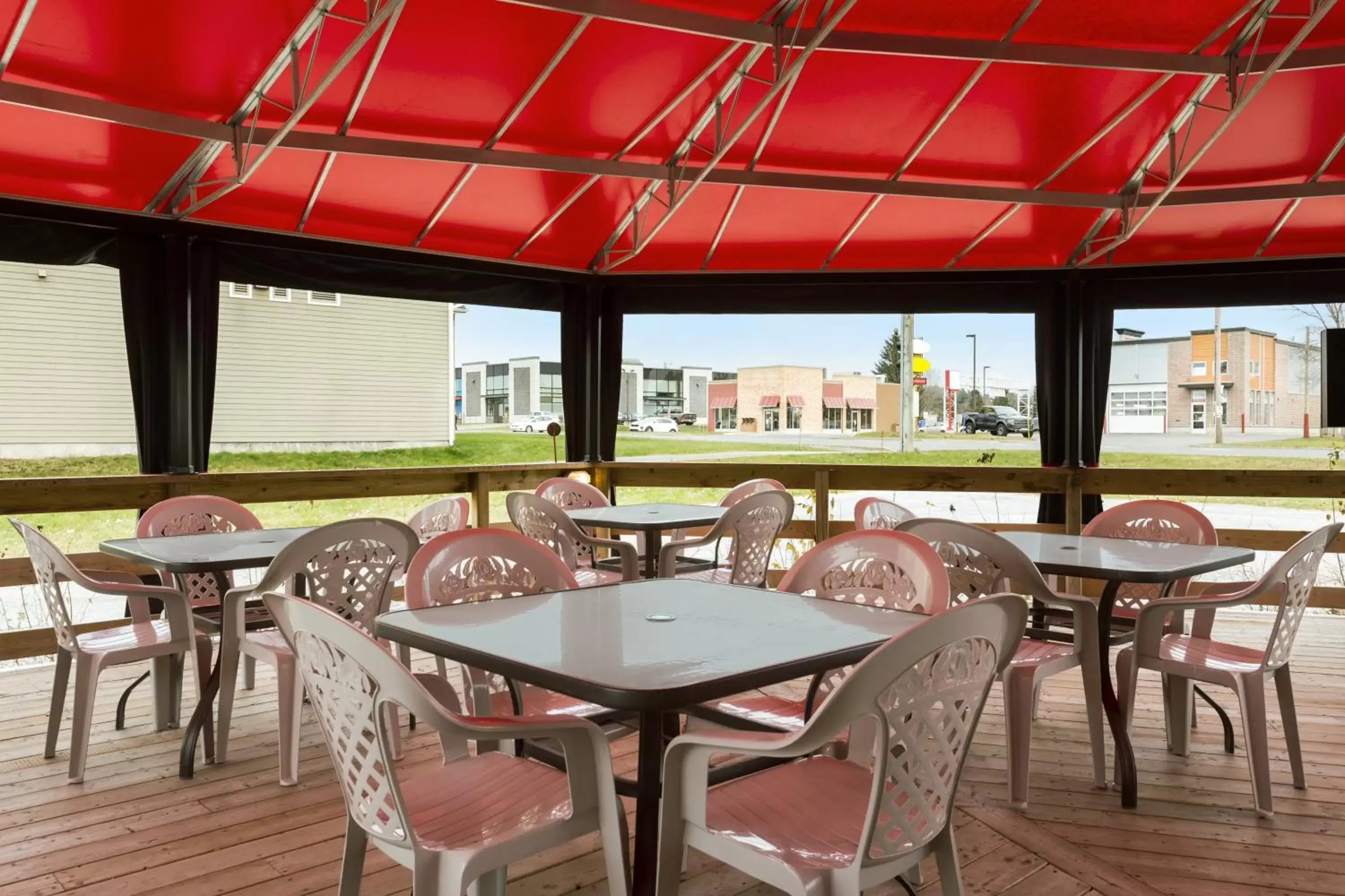 Patio, Restaurant/Places to Eat in Days Inn by Wyndham Trois-Rivieres
