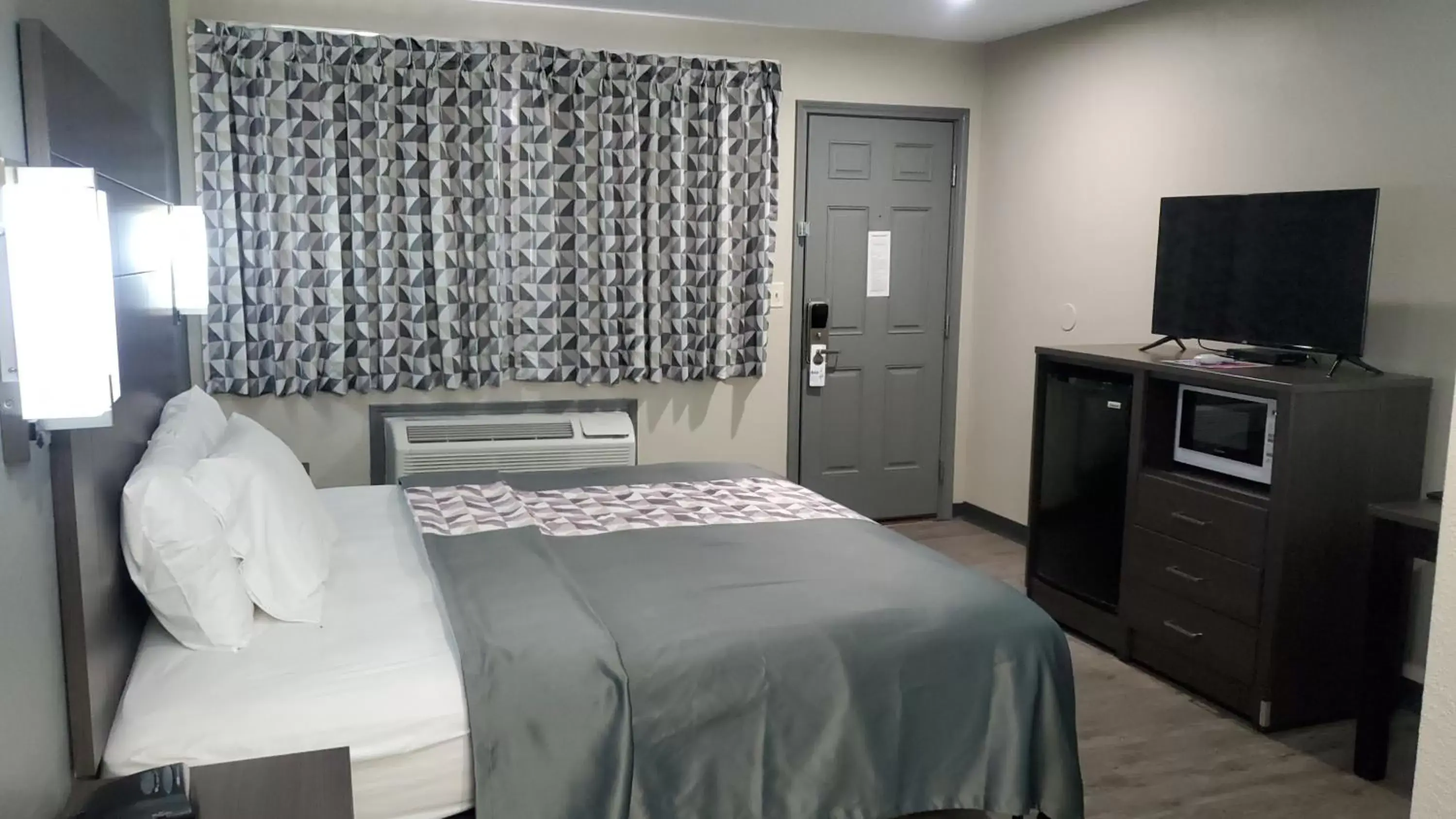 Bed in Crescent Park Motel & Suites