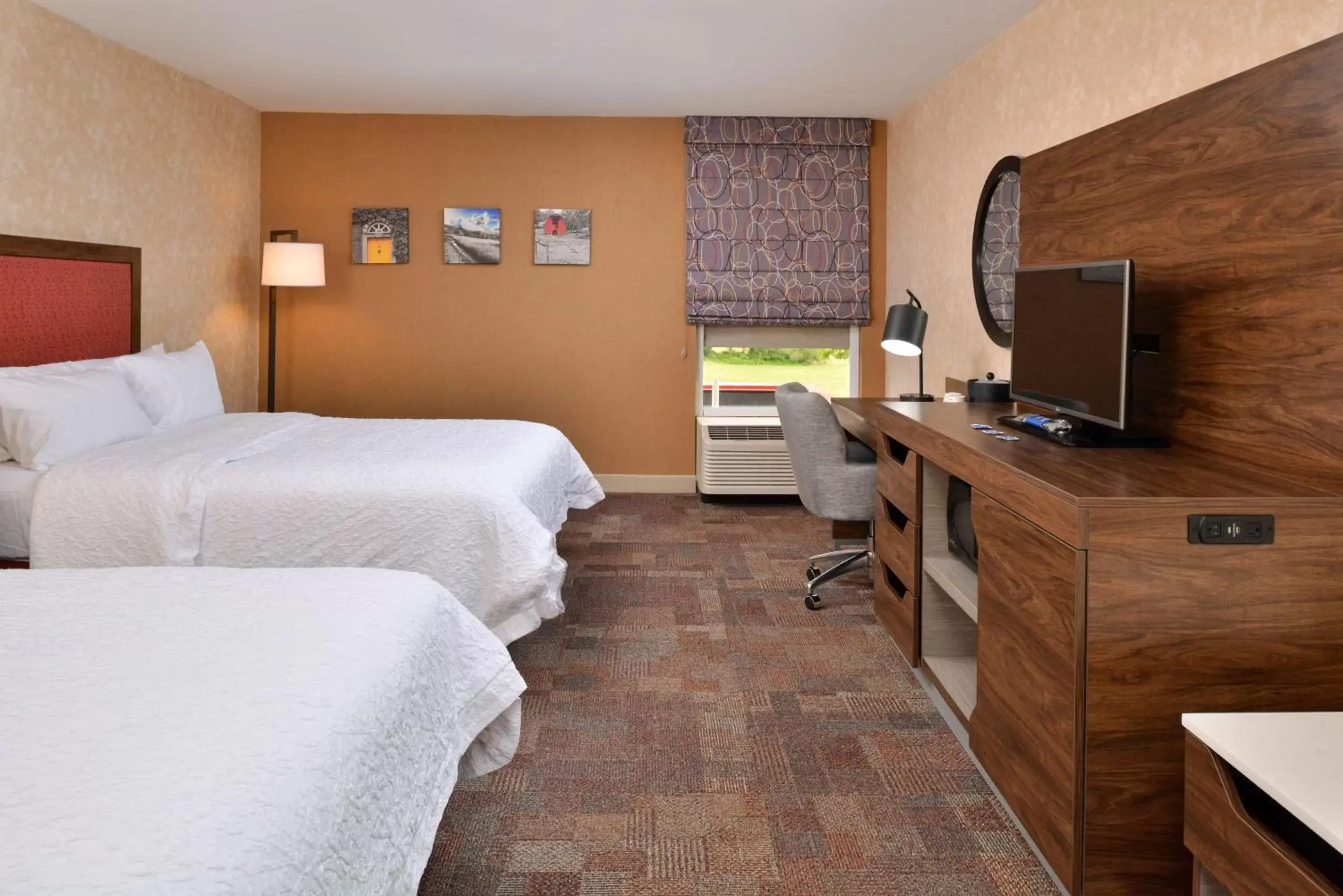 Bedroom, TV/Entertainment Center in Hampton Inn Wytheville