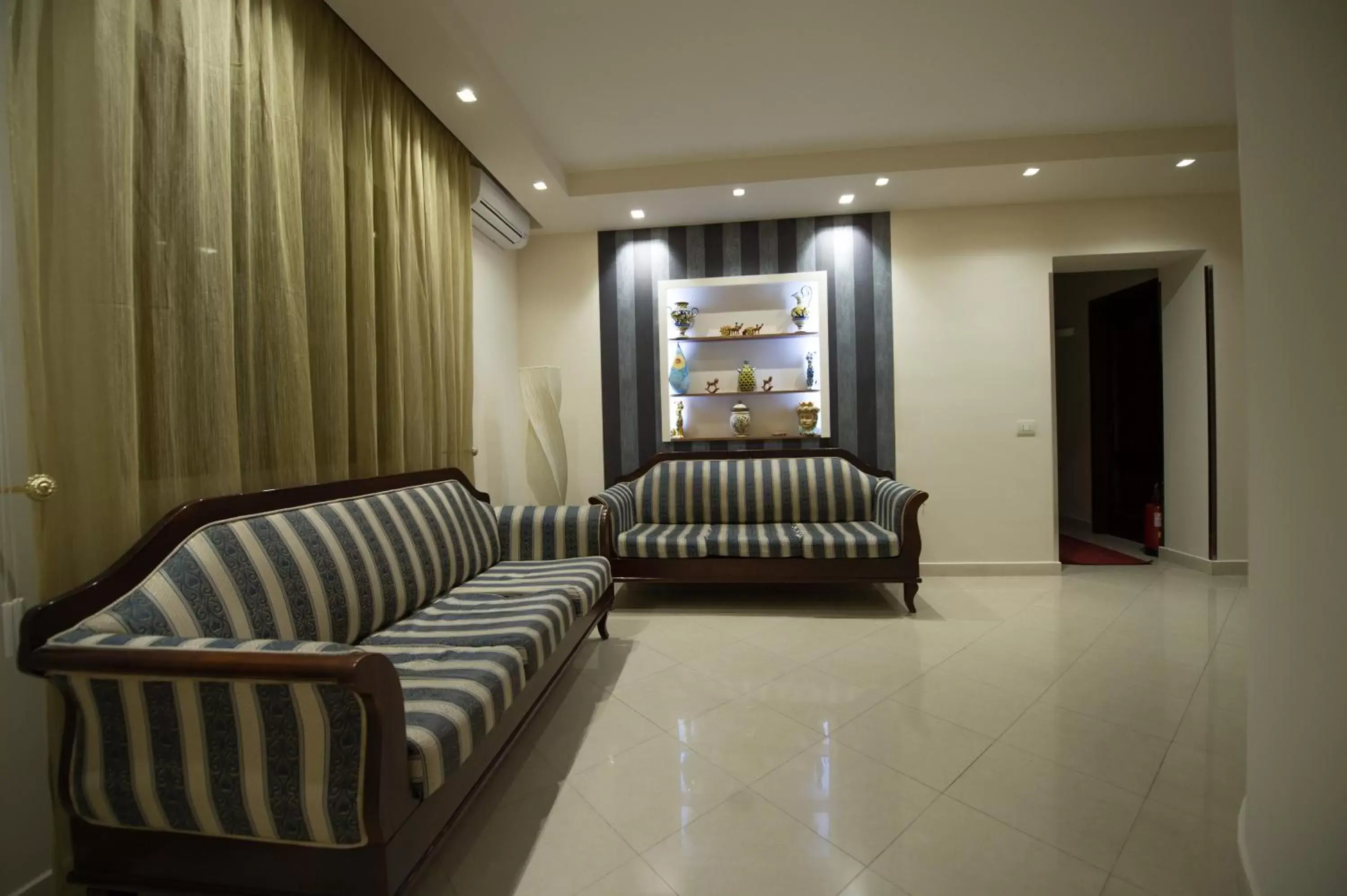 Communal lounge/ TV room, Seating Area in Hotel Aliai