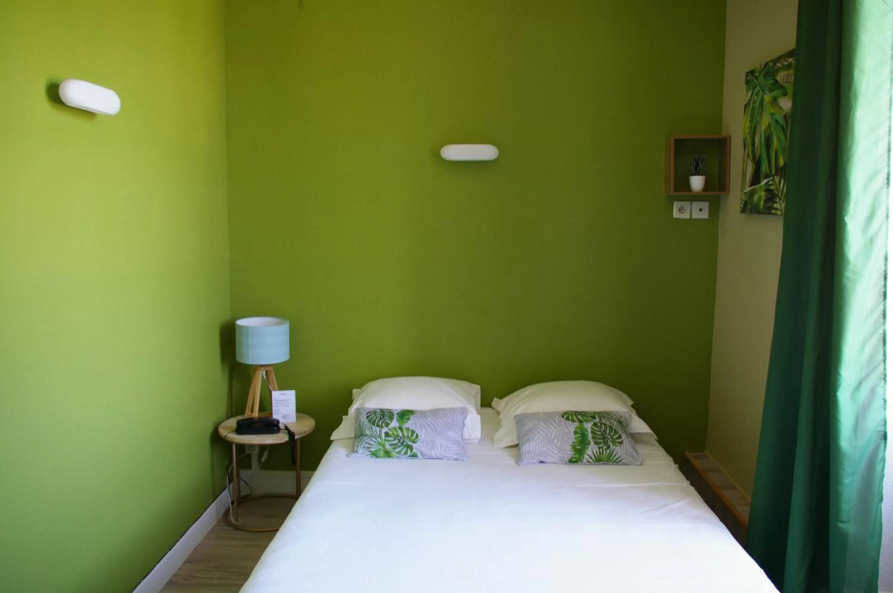 Bed in Hôtel de Bretagne - anciennement Queen Serenity Hotel