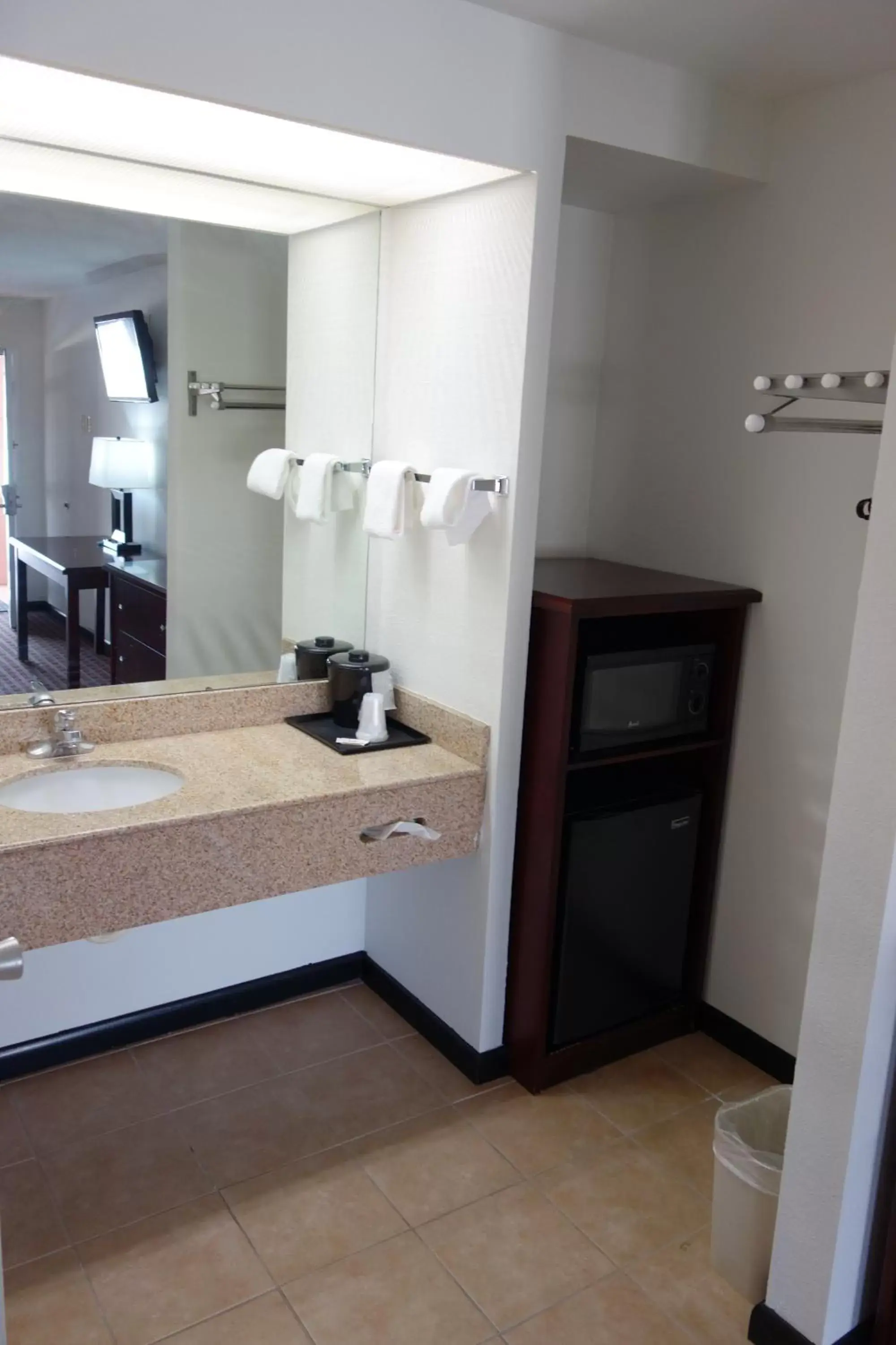 Kitchen/Kitchenette in VIP Inn and Suites