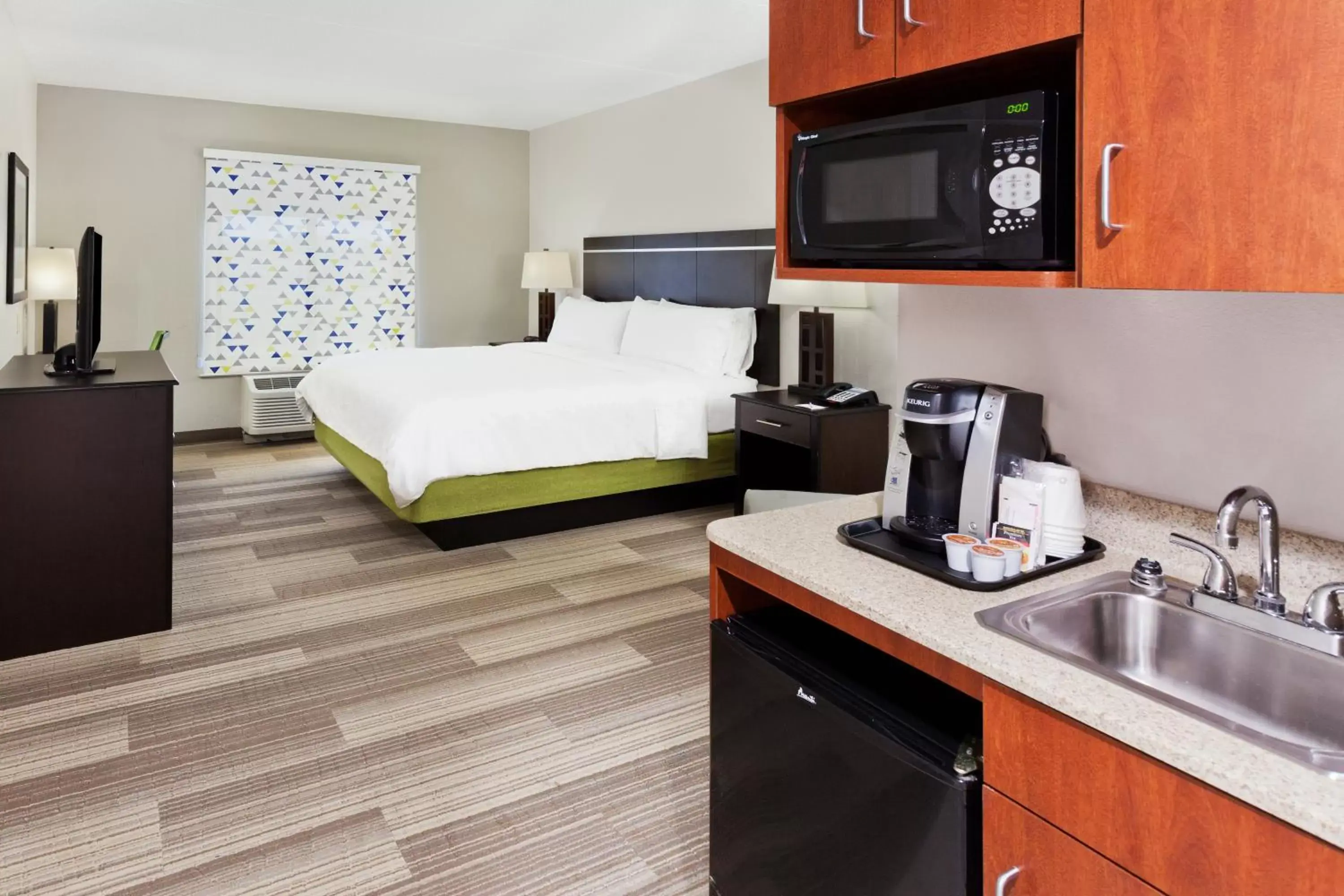 Photo of the whole room, Kitchen/Kitchenette in Holiday Inn Express Hotel & Suites Montgomery Boyd-Cooper Parkway, an IHG Hotel