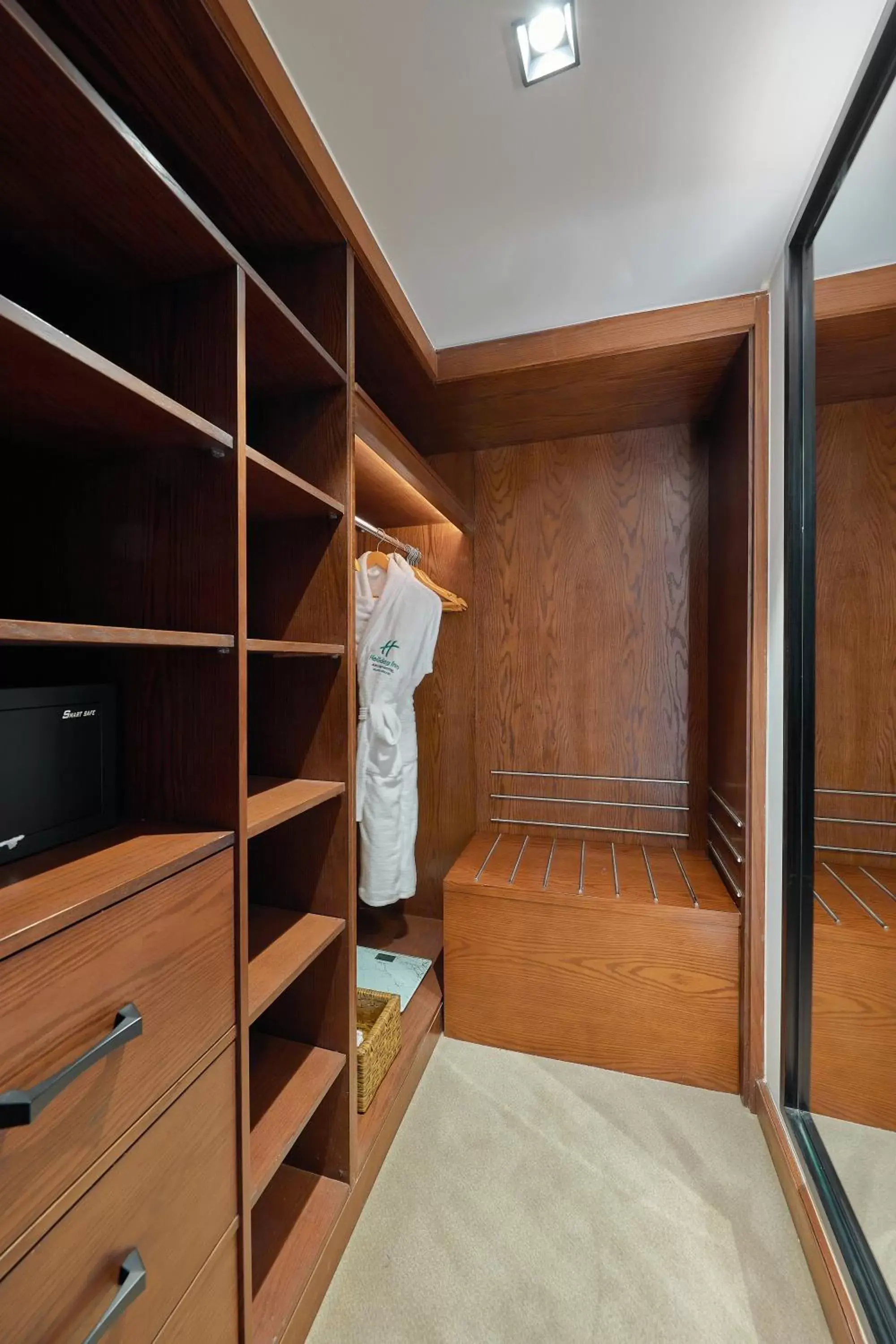 wardrobe, Bed in Holiday Inn & Suites - Cairo Maadi by IHG wardrobe, Bed in Holiday Inn & Suites - Cairo Maadi by IHG