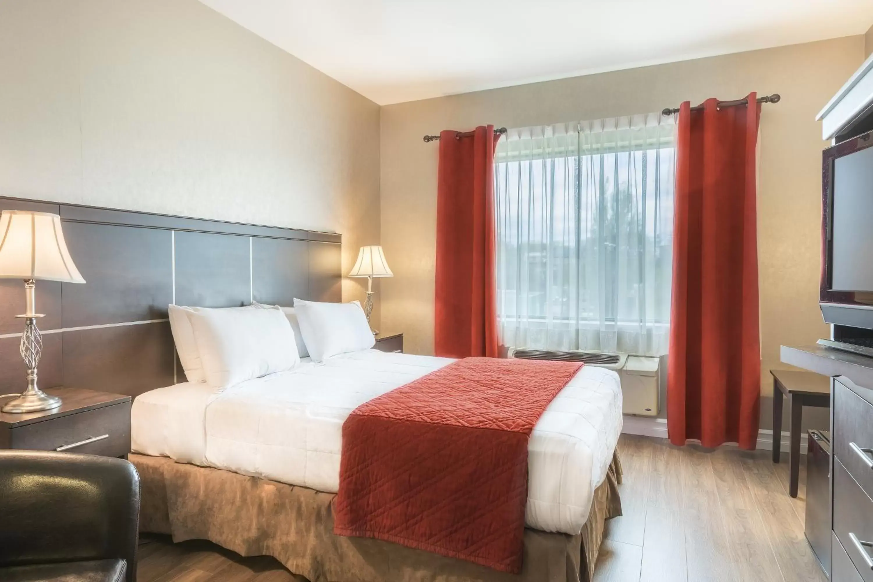 Shower, Bed in Hotel Ambassadeur et Suites