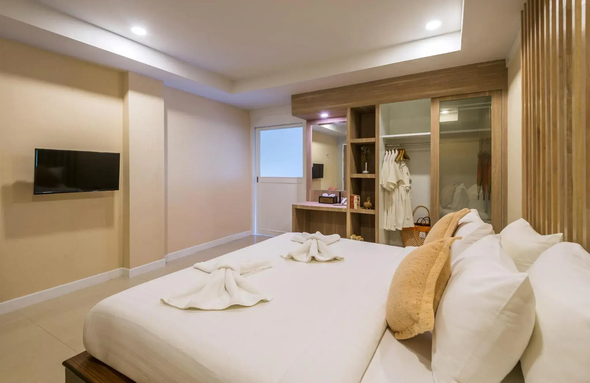 Bed in Lanta Sand Resort & Spa