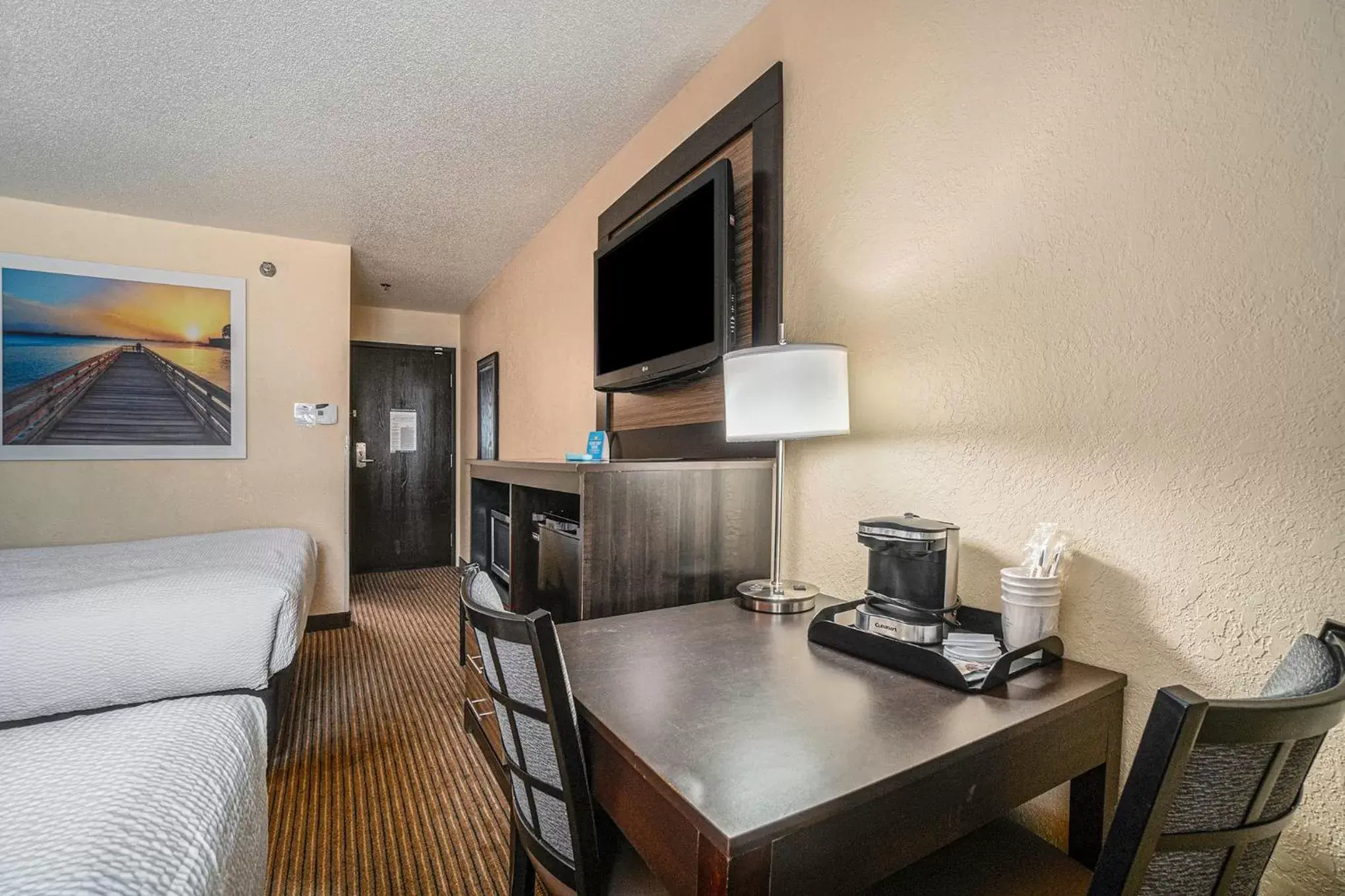 Bed, TV/Entertainment Center in Days Inn & Suites by Wyndham Traverse City