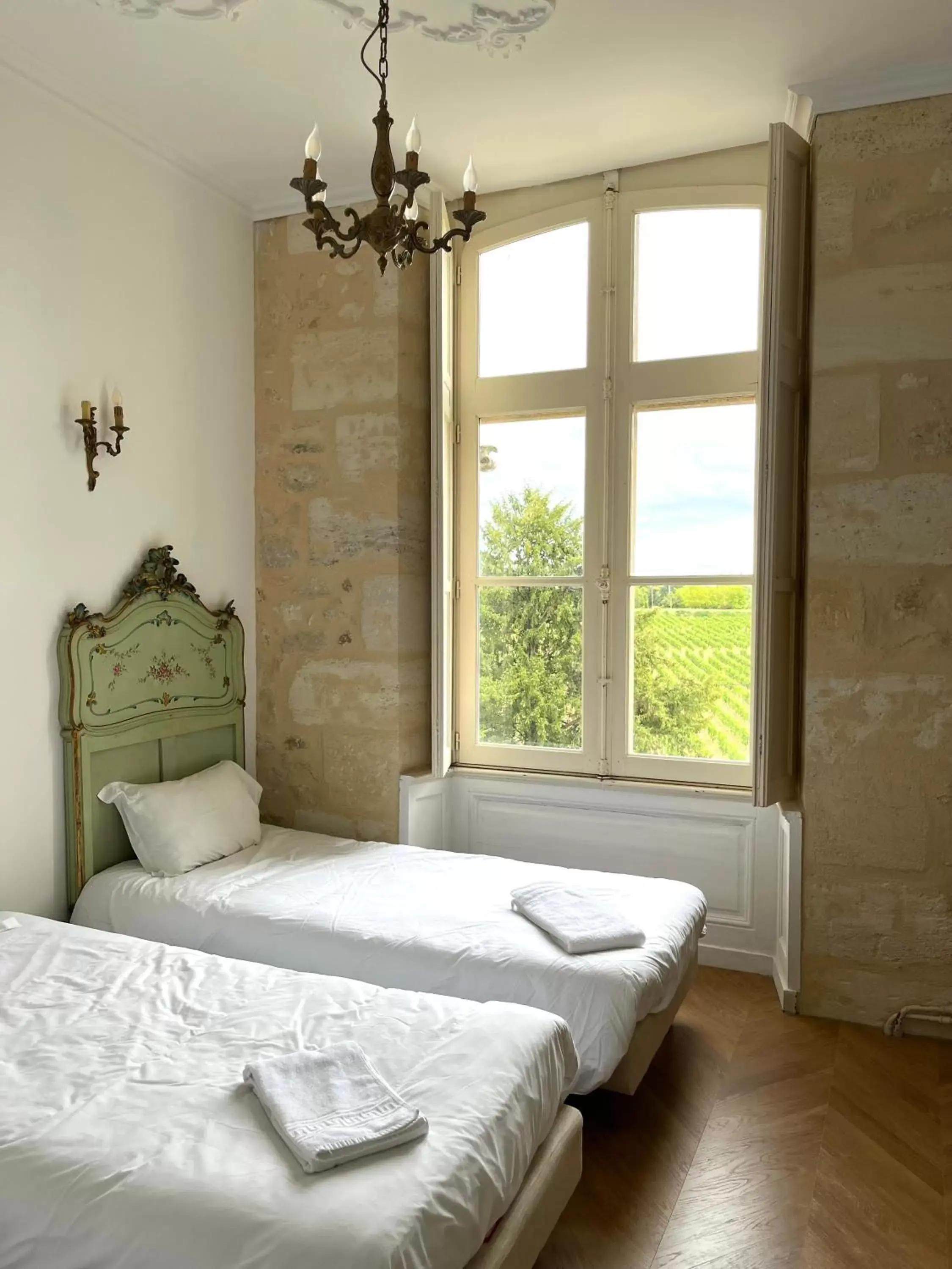Bed in Château Borgeat de Lagrange - privatisation