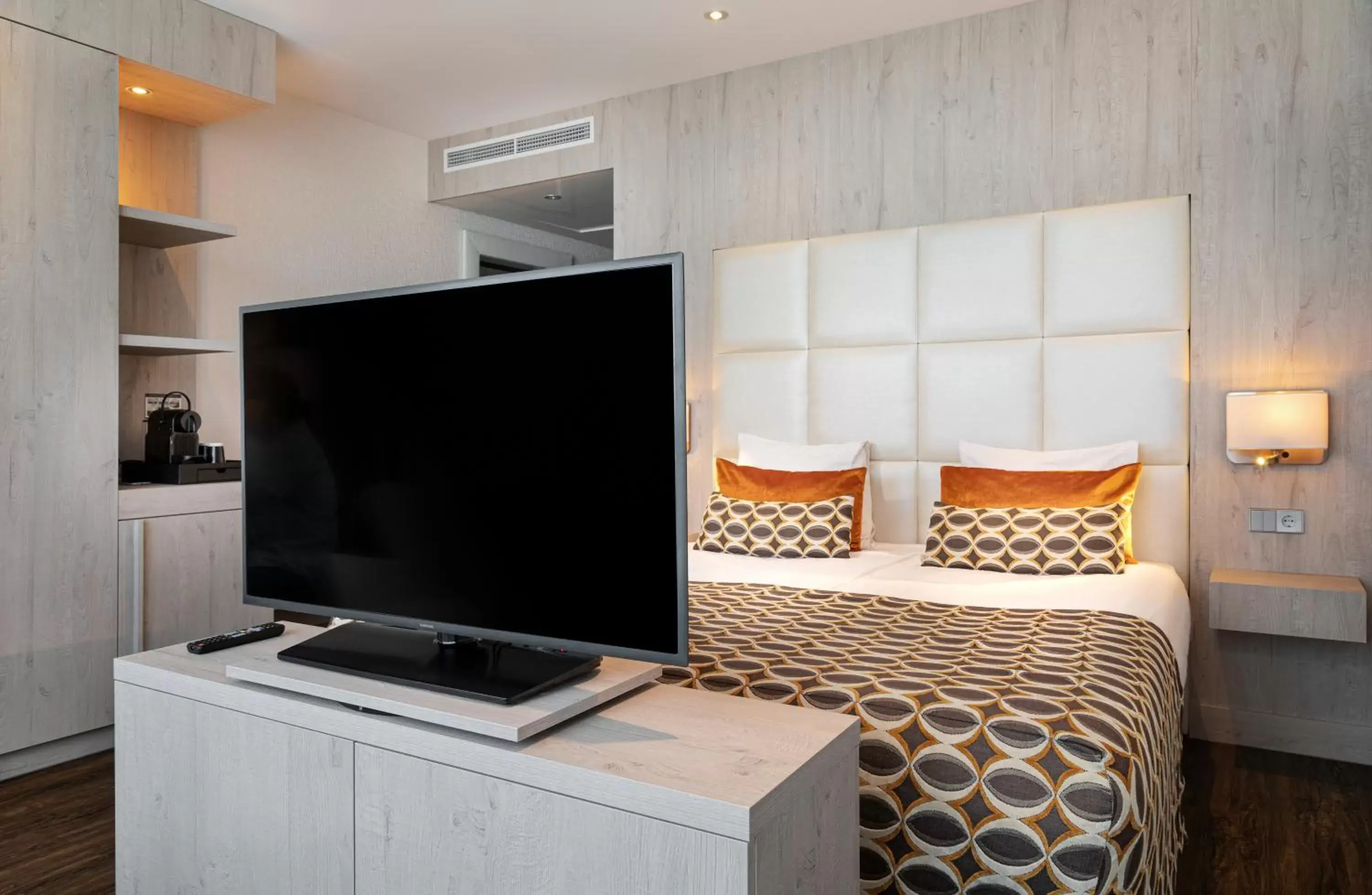 Photo of the whole room, TV/Entertainment Center in Van der Valk Hotel Oostzaan - Amsterdam