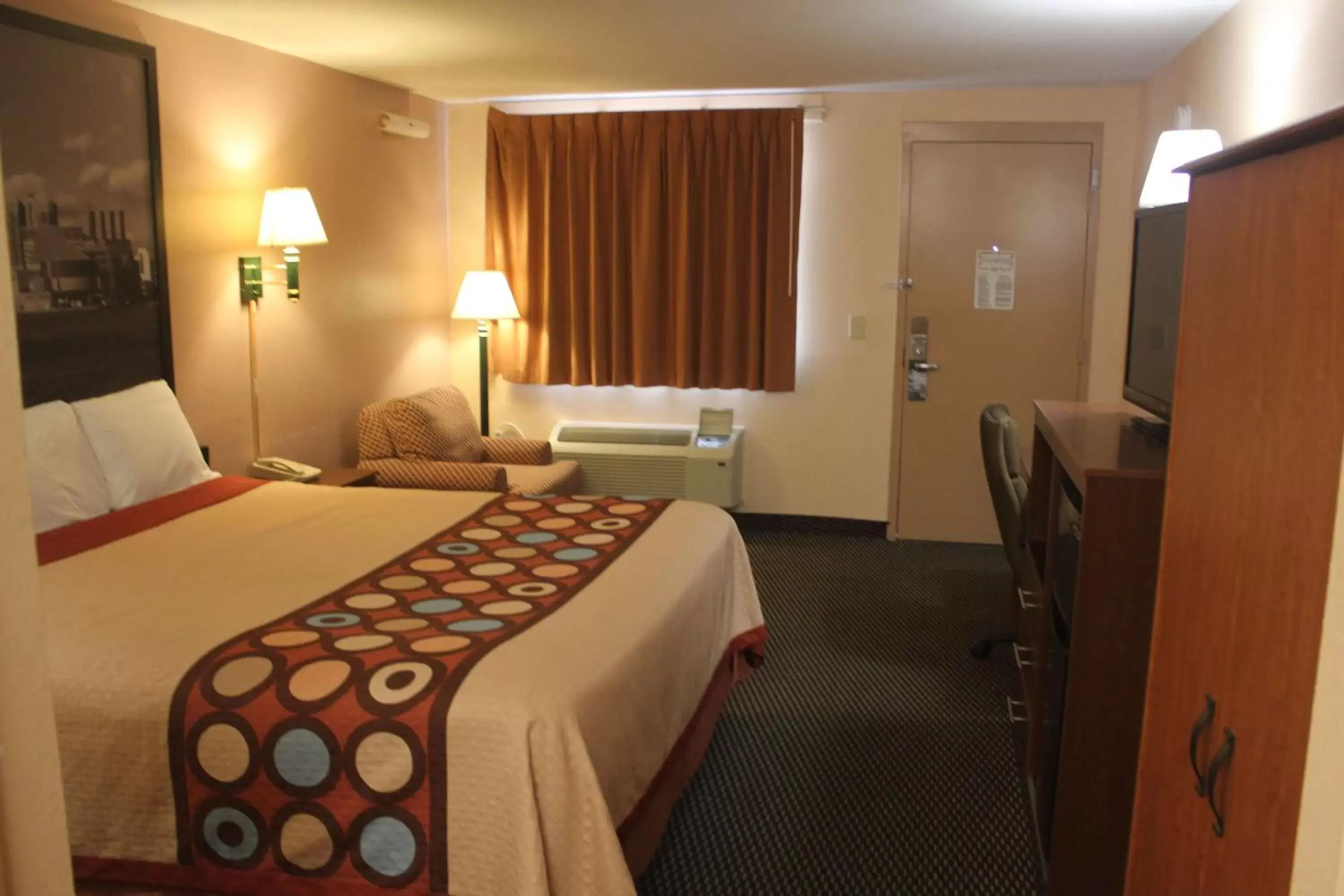 Photo of the whole room, Bed in Super 8 by Wyndham Laurel