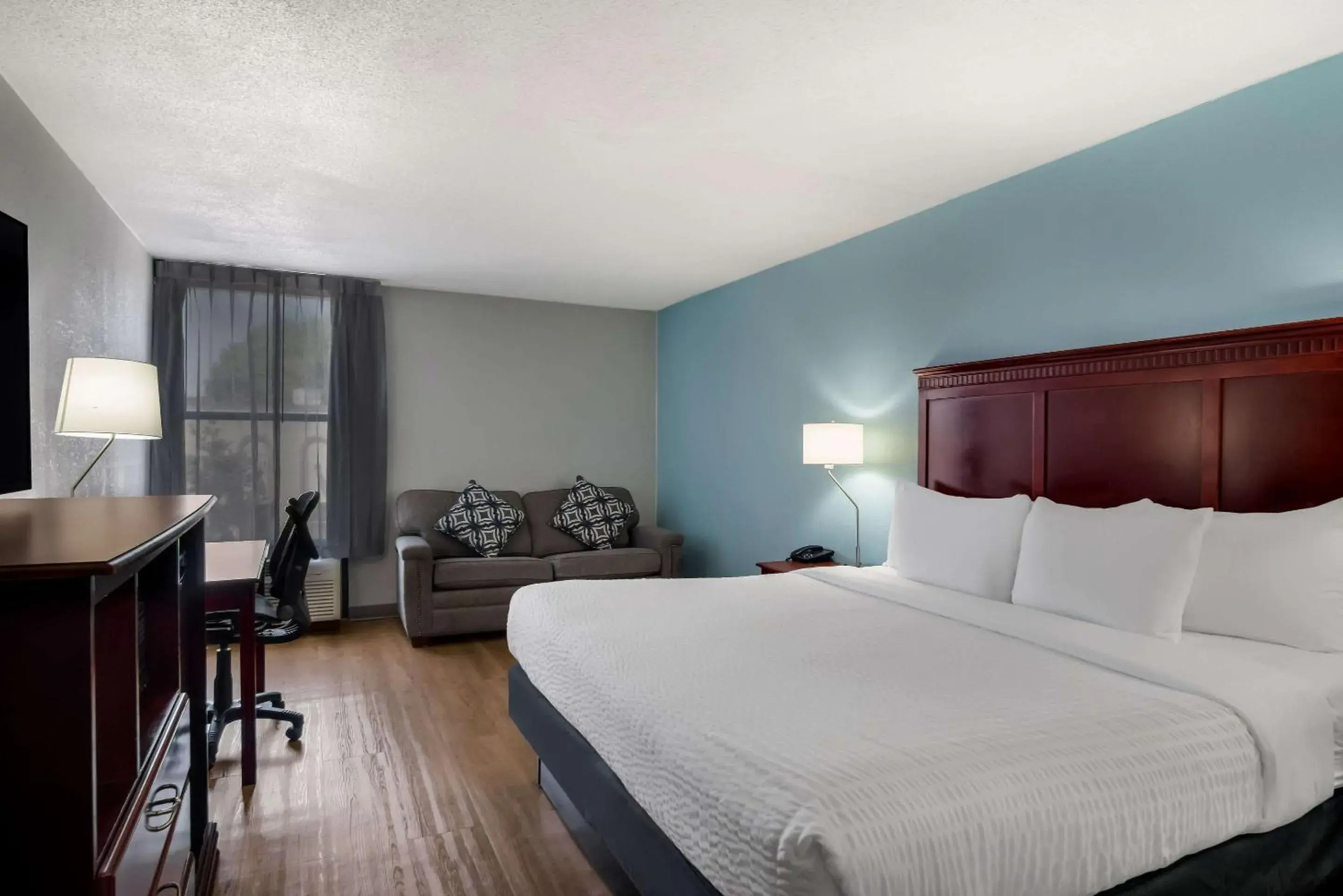 Bedroom, Bed in Clarion Inn and Suites Airport