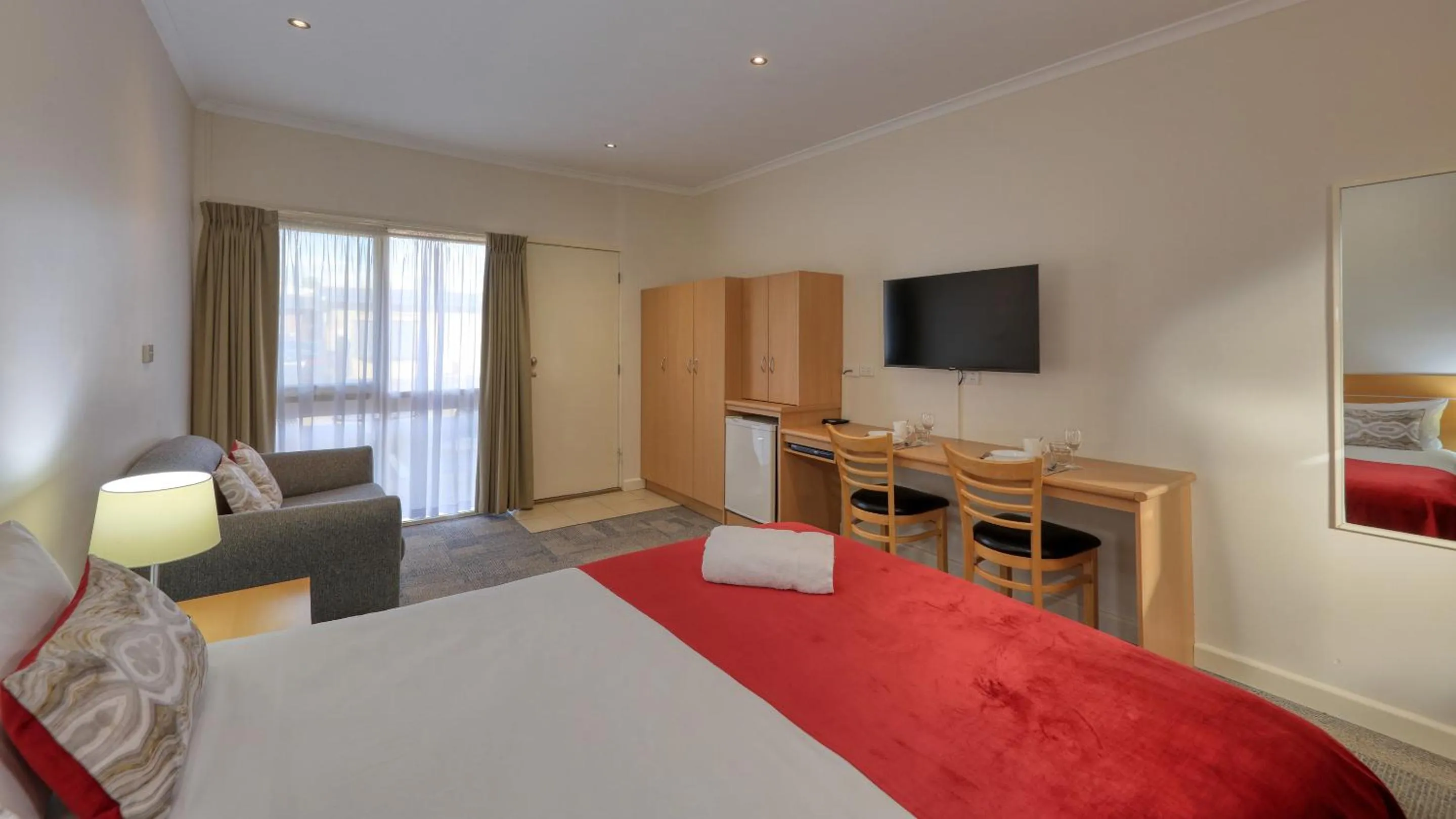 Living room, Bed in Quality Inn Swan Hill