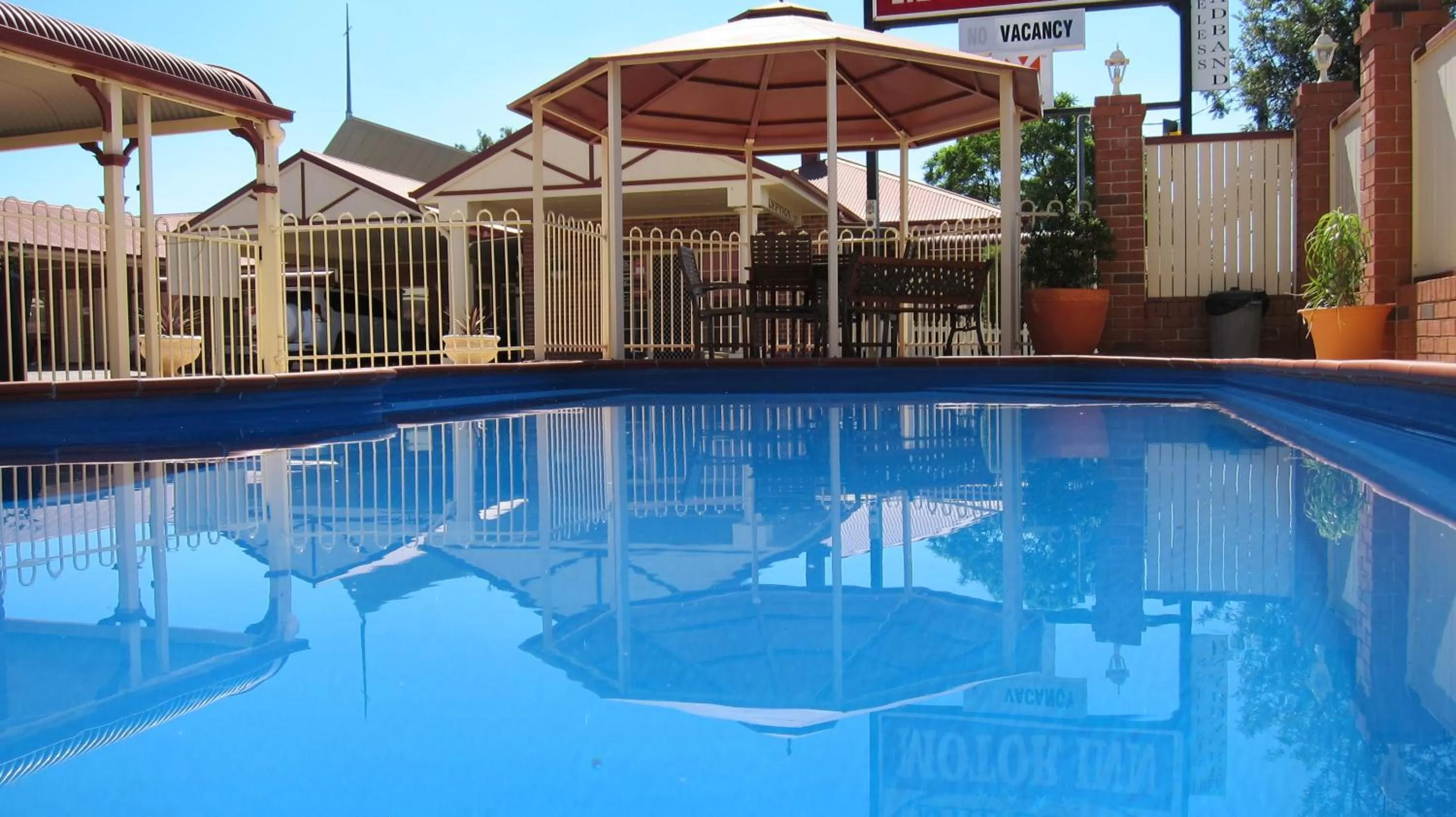 Swimming pool in Dalby Mid Town Motor Inn