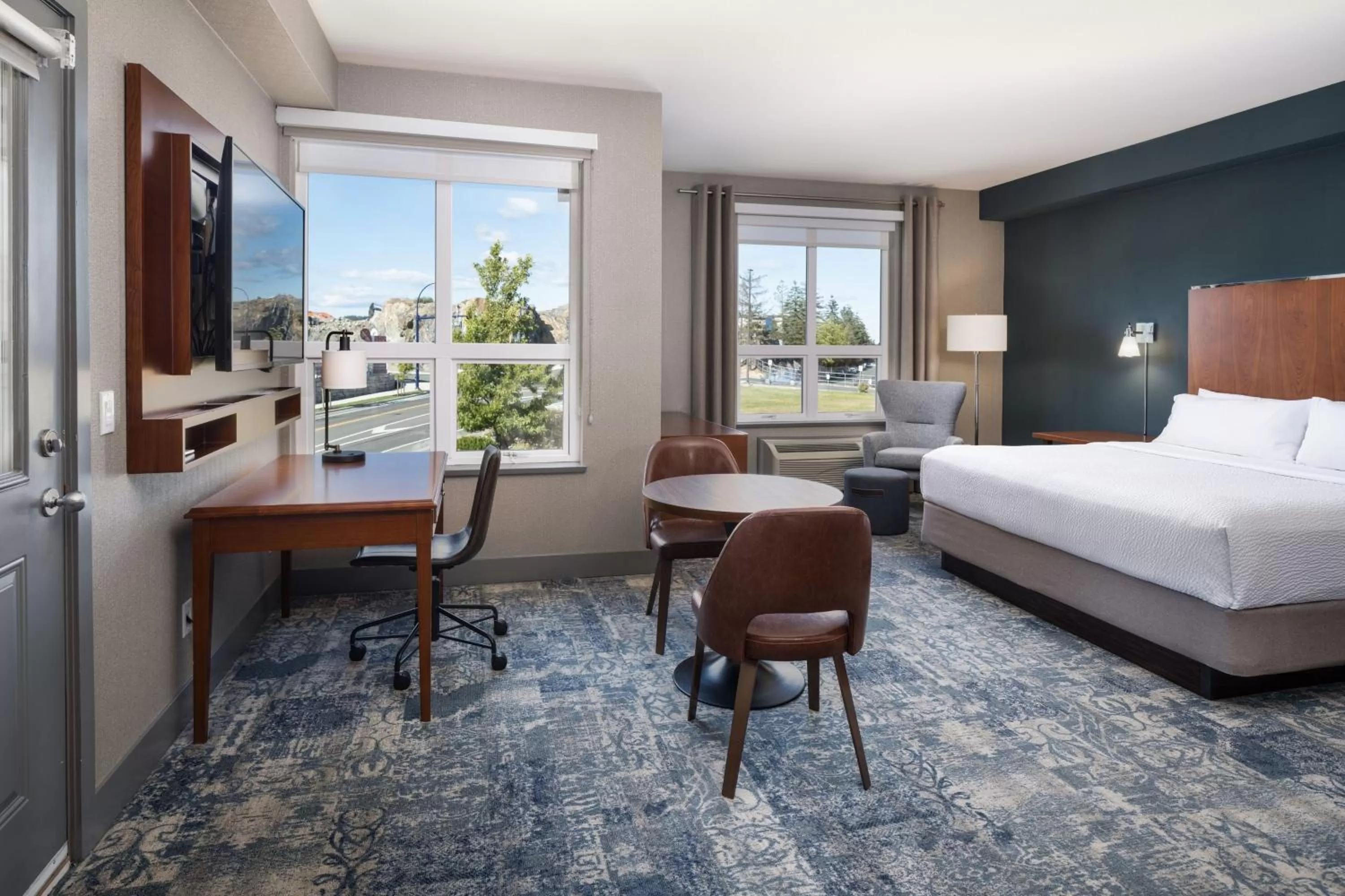 Photo of the whole room, Bed in Four Points by Sheraton Victoria Gateway