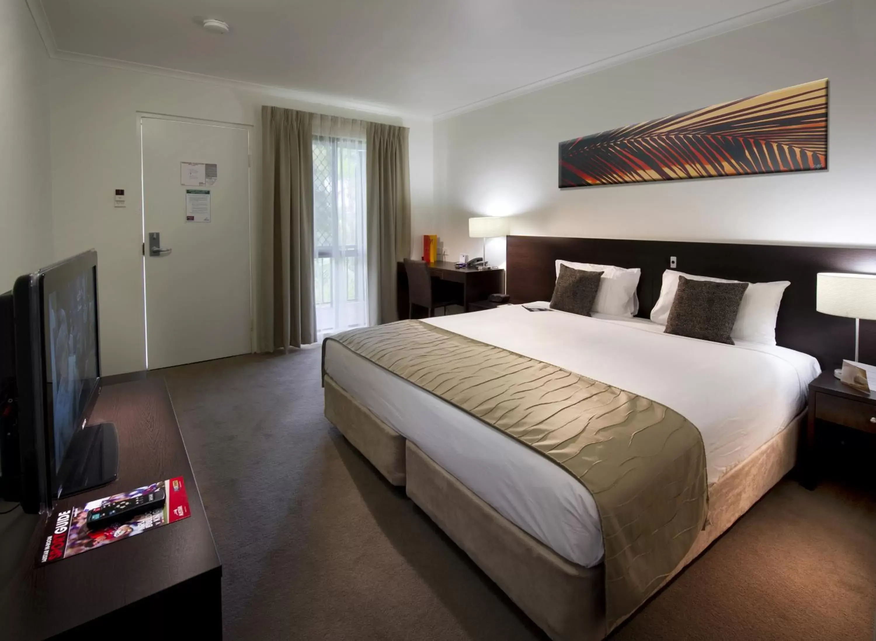 Photo of the whole room, Bed in Mercure Townsville