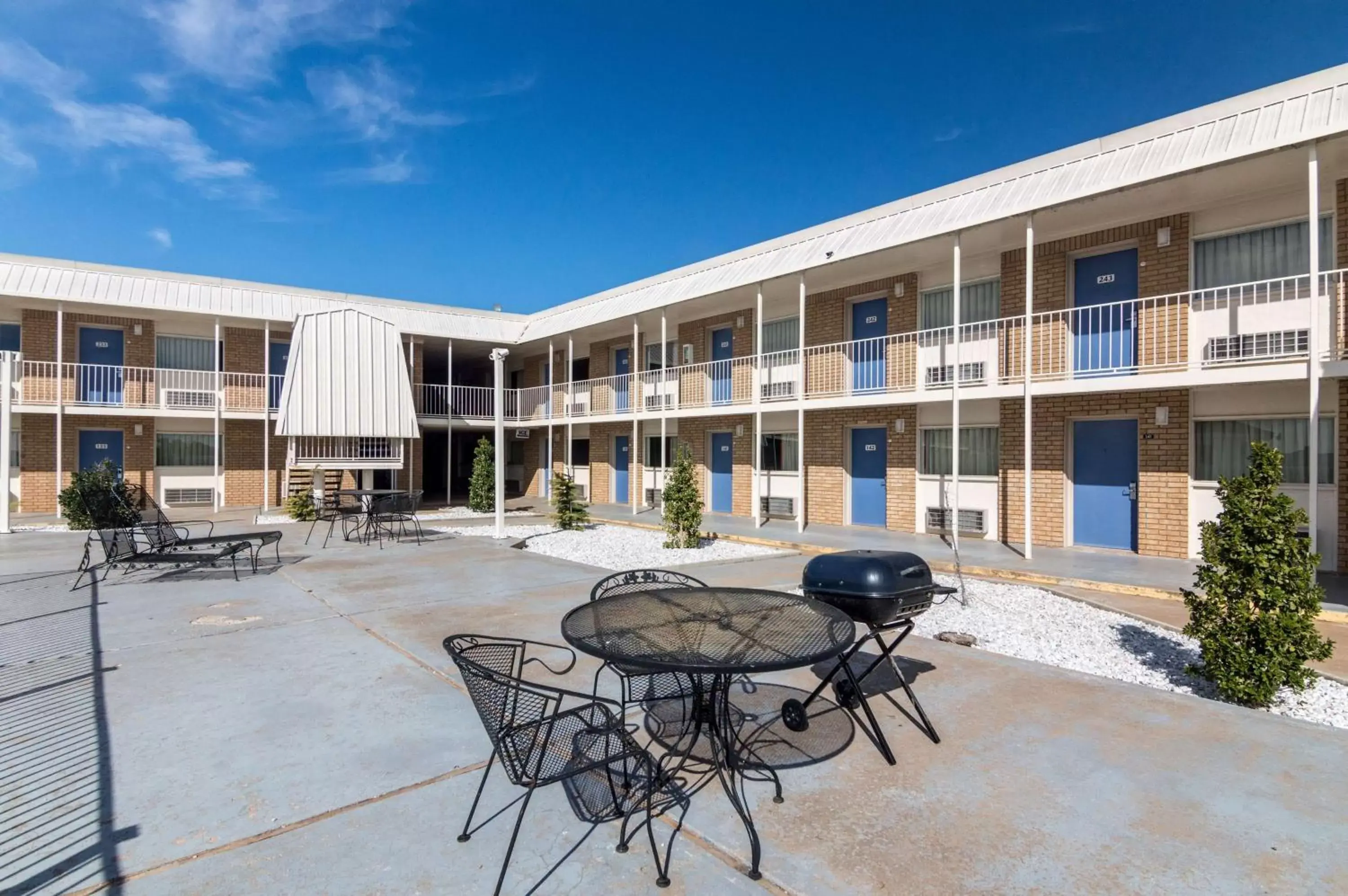 Property Building in Motel 6-Clinton, OK