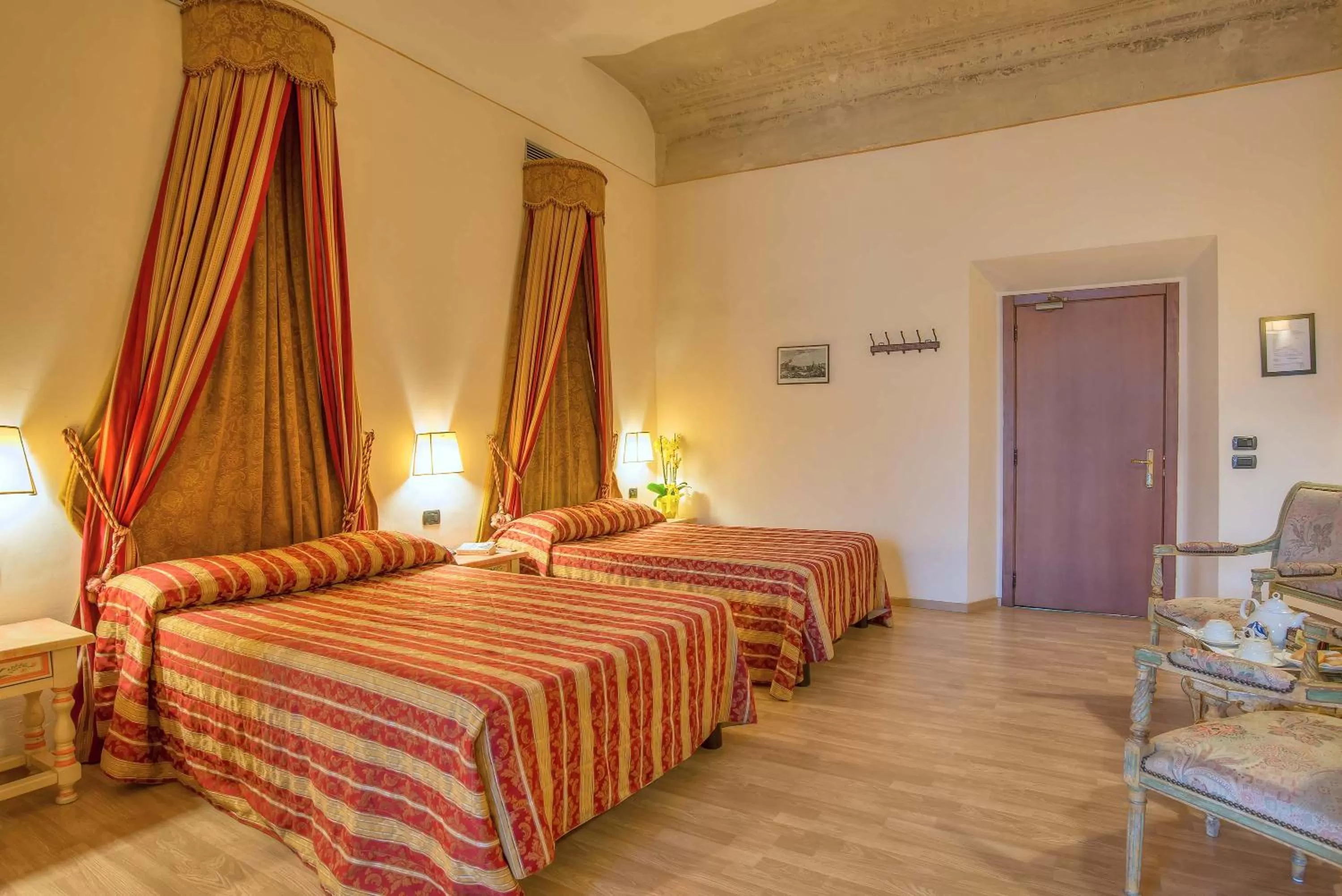 Photo of the whole room, Bed in Hotel Paris