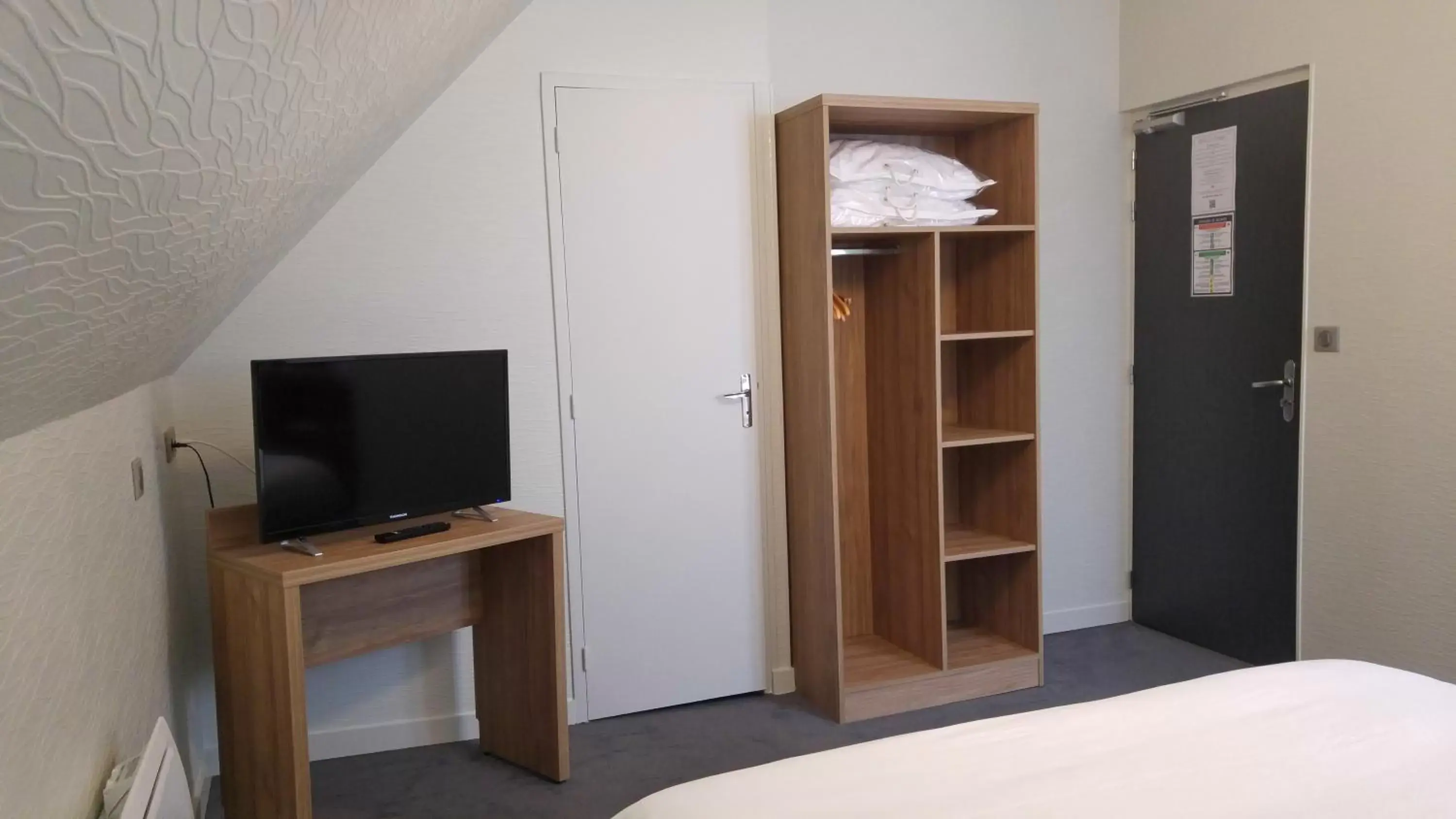 Bedroom, TV/Entertainment Center in Hôtel Le Verger