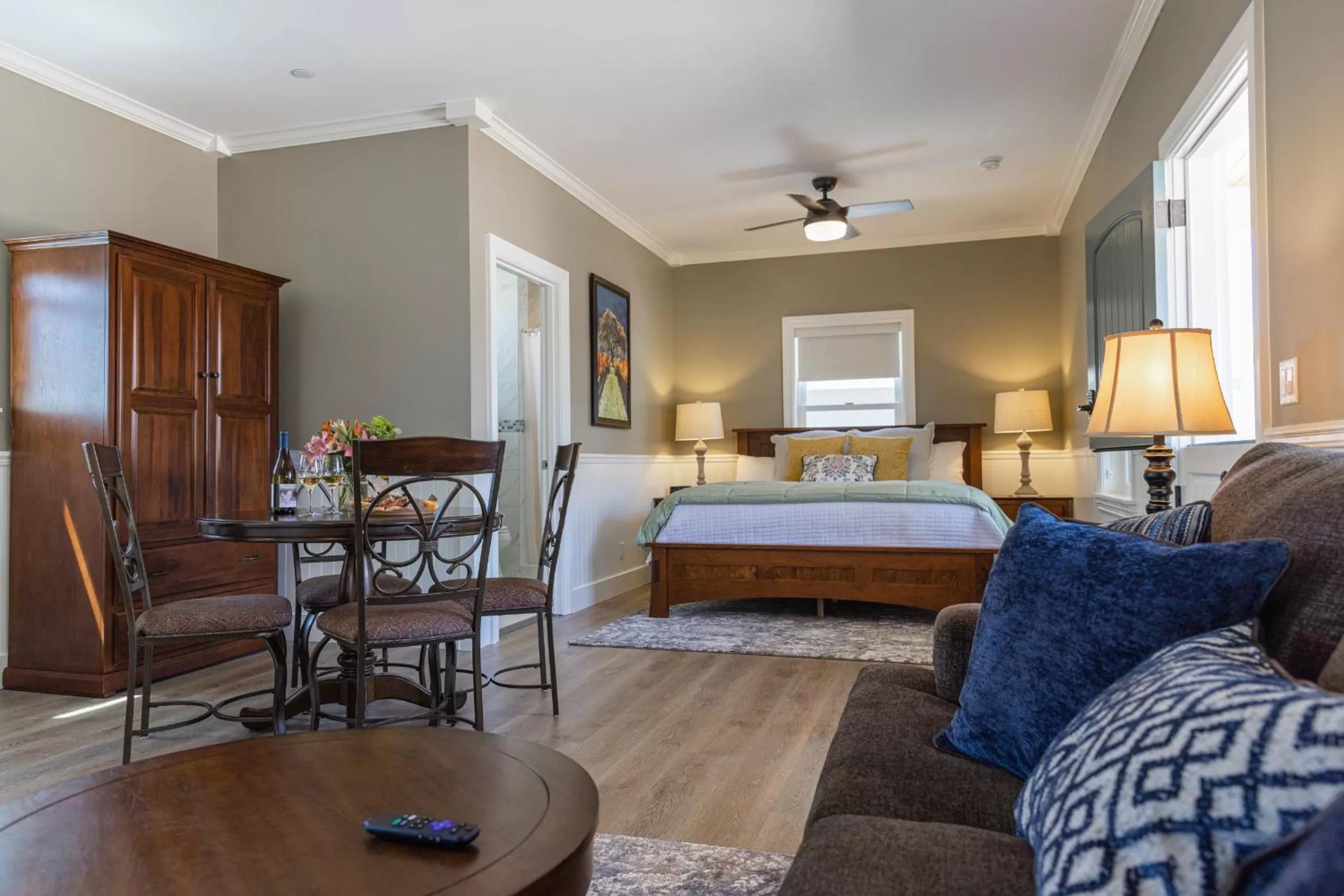 Bed in ForFriends Inn Wine Country Bed and Breakfast