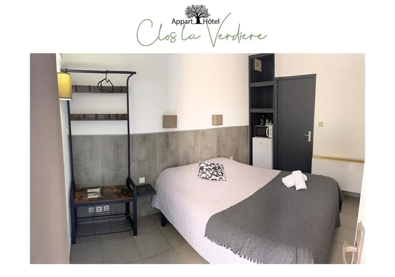 Property building, Bed in Le Clos la Verdière